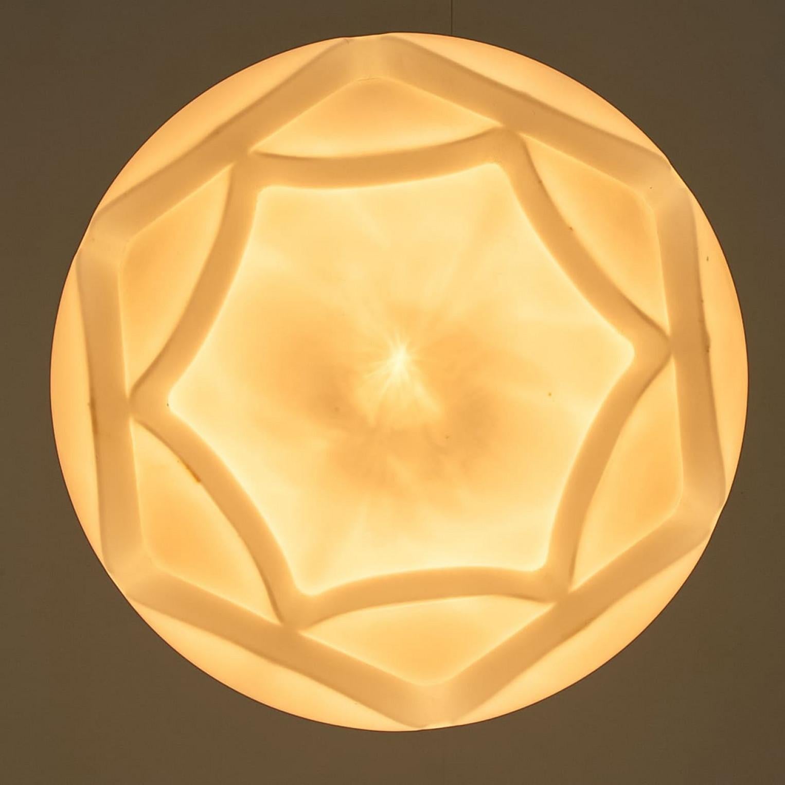 1 des 2 grandes lampes en verre opalin 