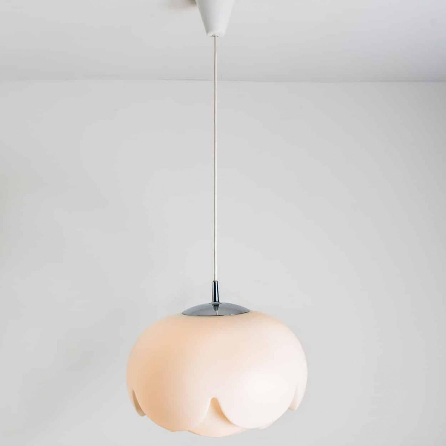 1 des 2 grandes lampes en verre opalin 