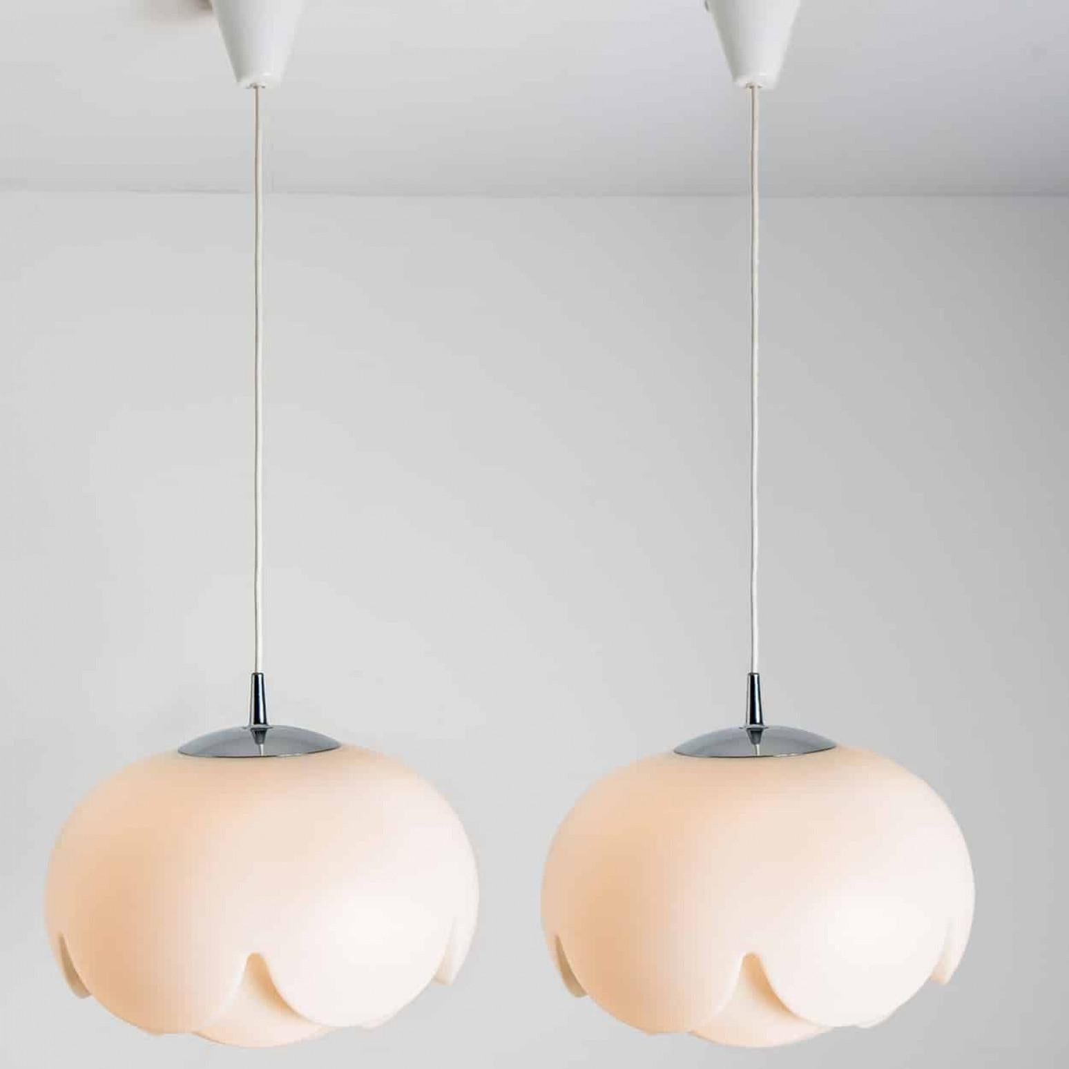 Postmoderne 1 des 2 grandes lampes en verre opalin 