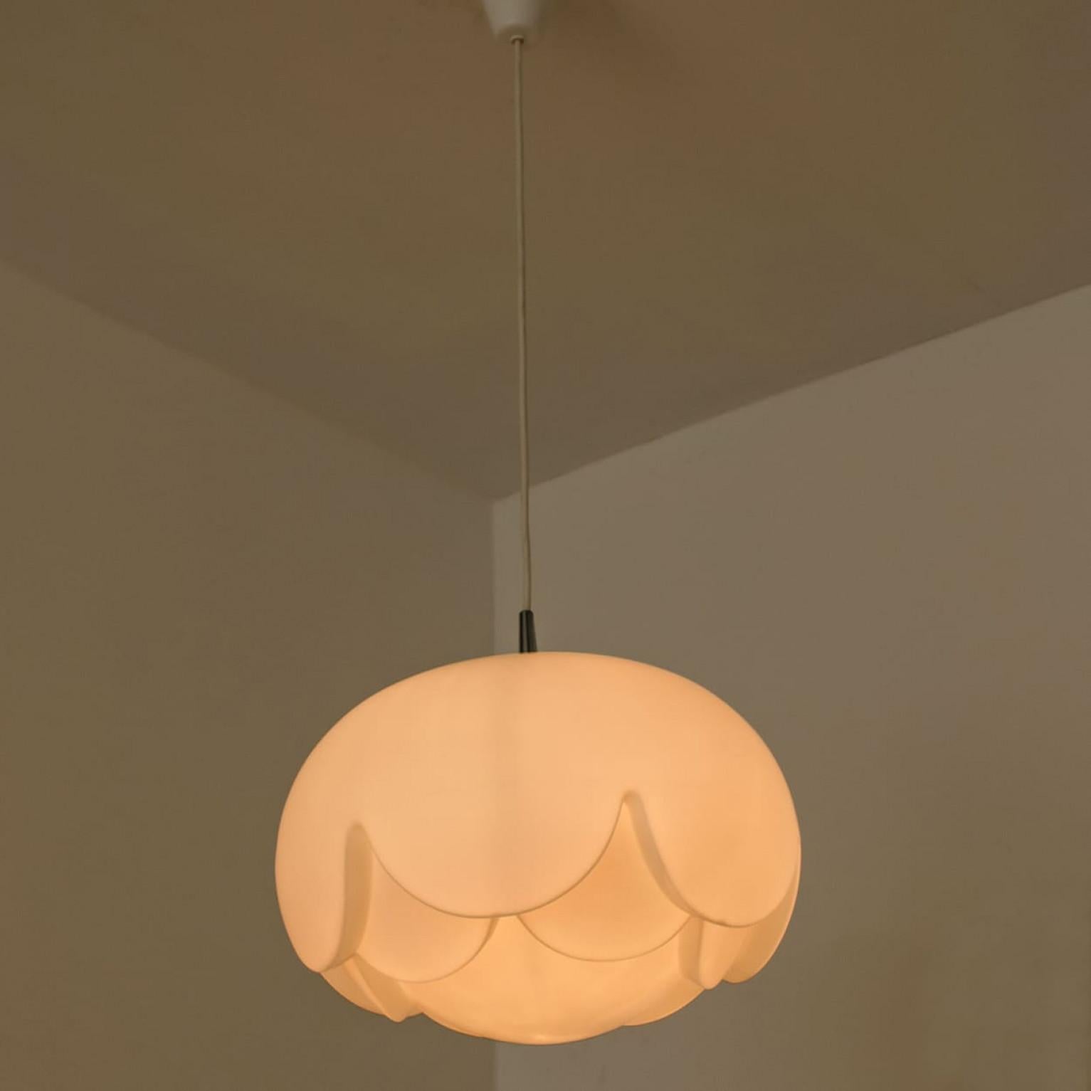 Allemand 1 des 2 grandes lampes en verre opalin 