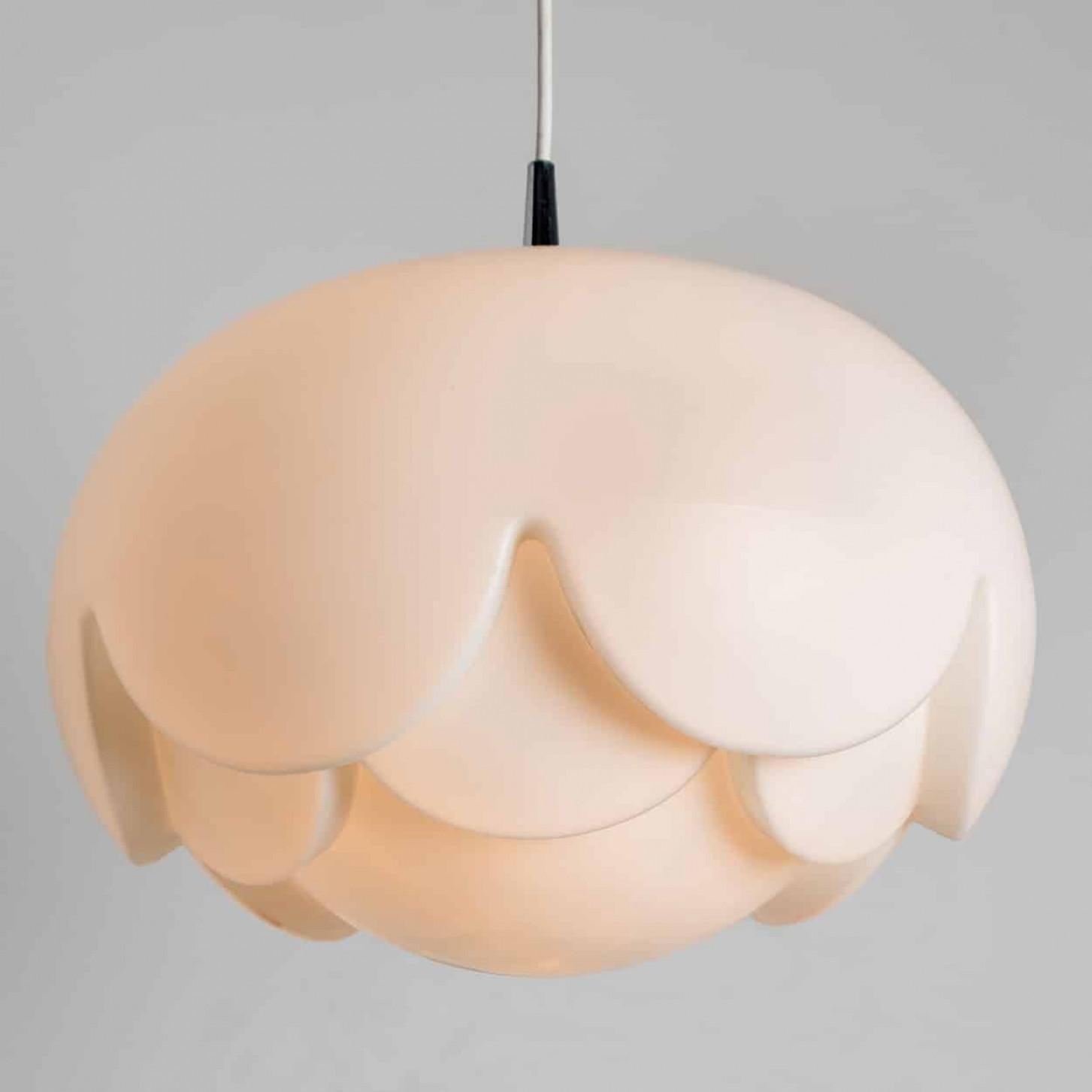 1 des 2 grandes lampes en verre opalin 