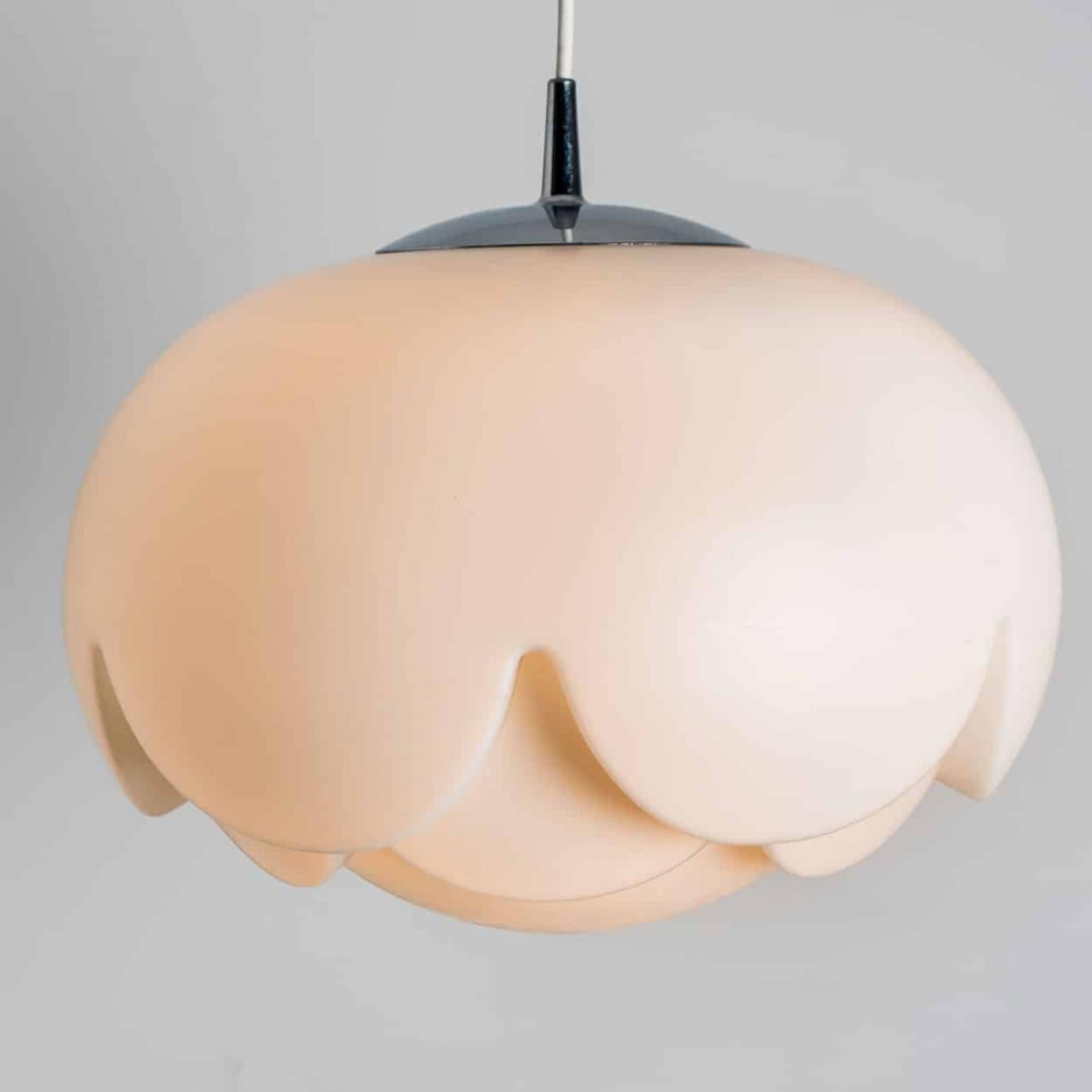 Début du XVIIe siècle 1 des 2 grandes lampes en verre opalin 