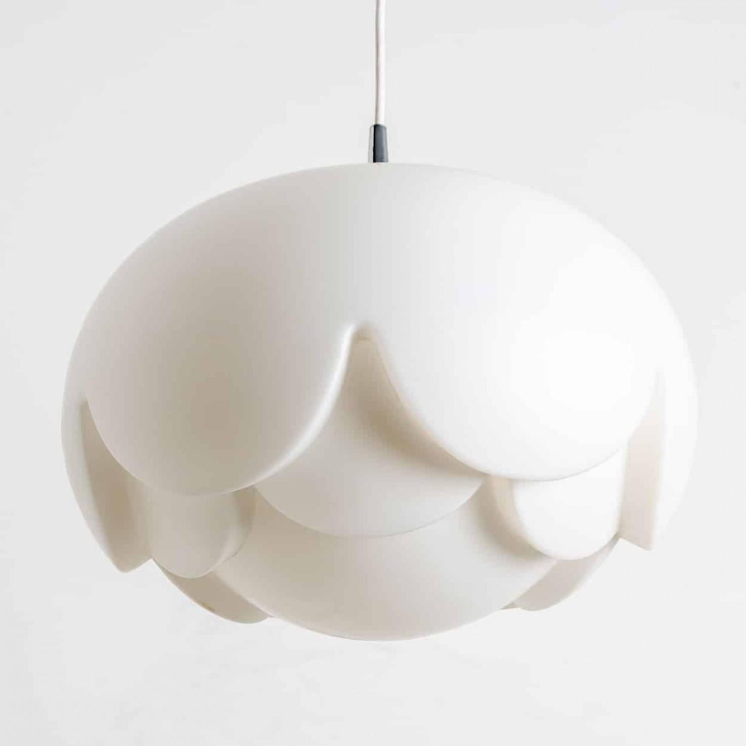 Chrome 1 des 2 grandes lampes en verre opalin 