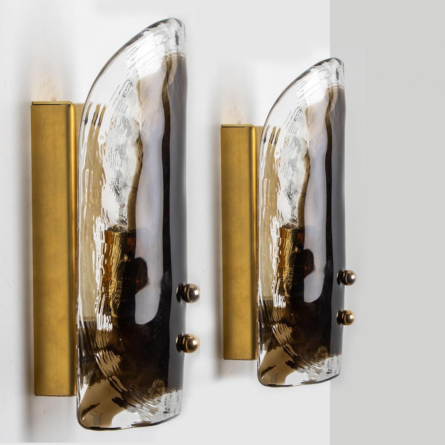 Milieu du XXe siècle 1 des 2 paires d'appliques en laiton et verre de Murano soufflé à la main par J.T. Kalmar en vente