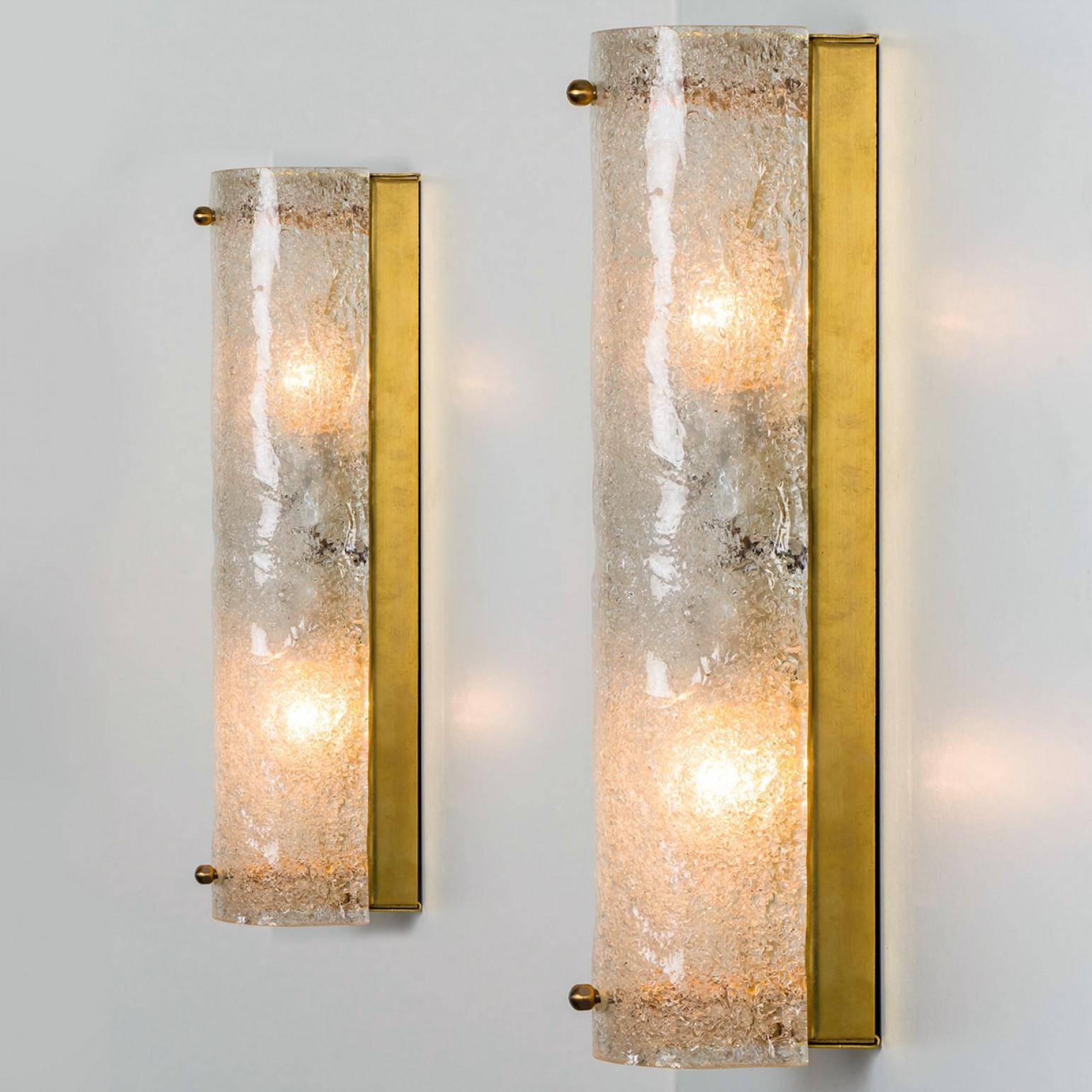 Linee pulite che si integrano con tutti gli arredi. Splendide lampade da parete di fascia alta con splendidi dettagli, viti in ottone e vetro soffiato spesso. Prodotto negli anni '60.
I vetri delle lampade sono realizzati in vetro trasparente