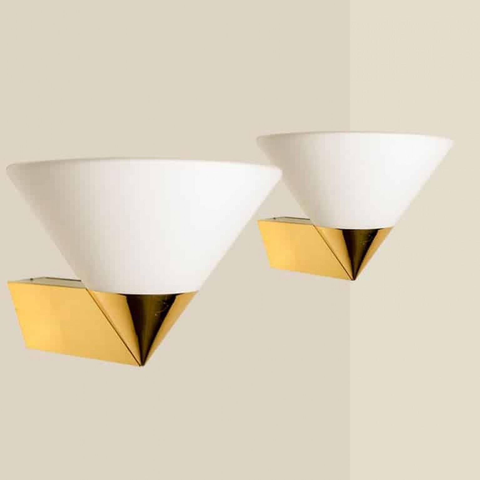 1 delle 2 coppie di lampade da parete Mid-Century Modern di Glashütte Limburg realizzate in Germania negli anni '70. Hanno una bella forma a cono e sono realizzati in ottone massiccio e vetro opalino. L'interno è in metallo.

Dimensioni Altezza: 39