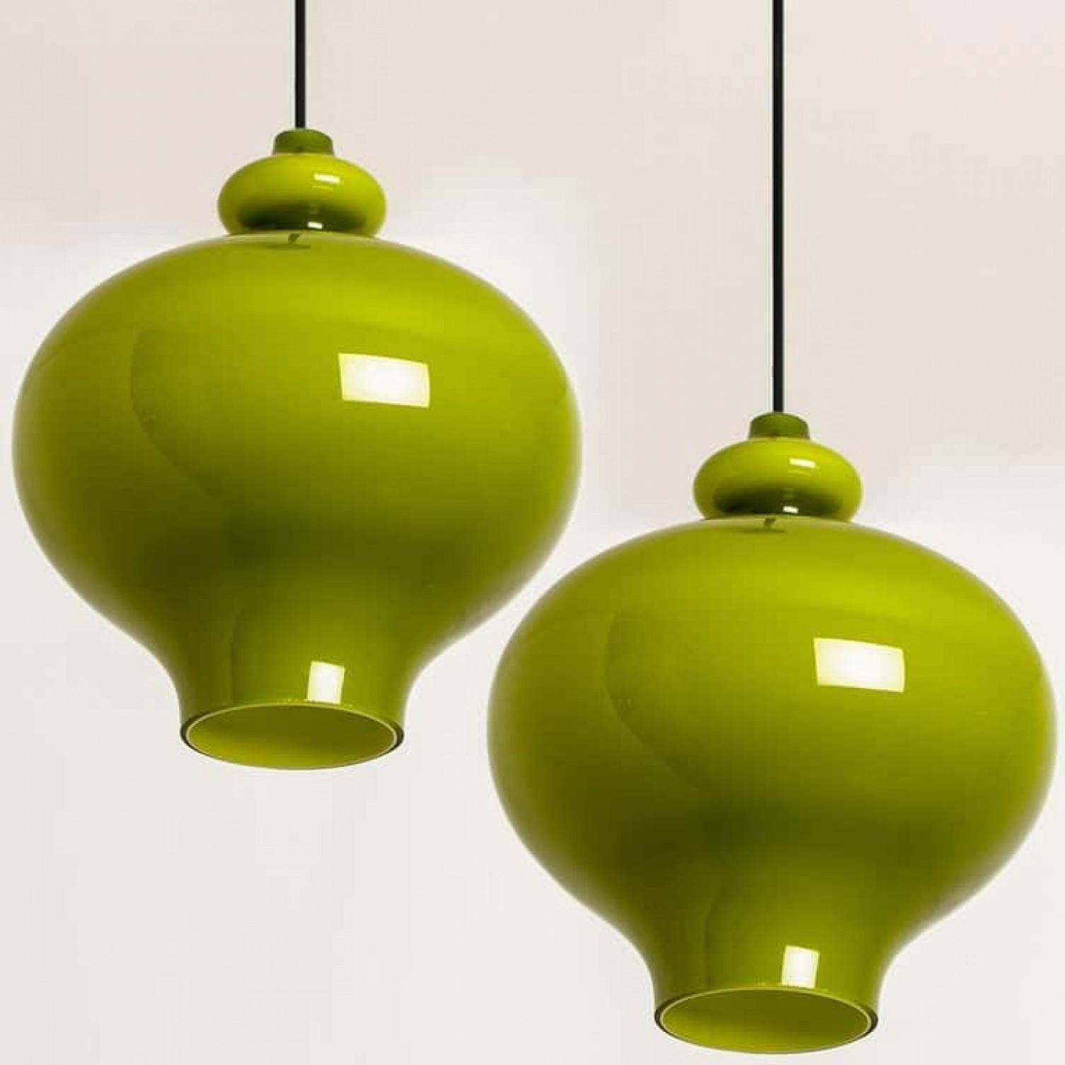 Lampada a sospensione modernista in vetro opalino color verde oliva. Progettato e disegnato da H. H. Jacobson per Staff Leuchten, Germania, seconda metà del 1960 circa.

Si prega di notare che il prezzo si riferisce alla coppia. Possiamo fornire