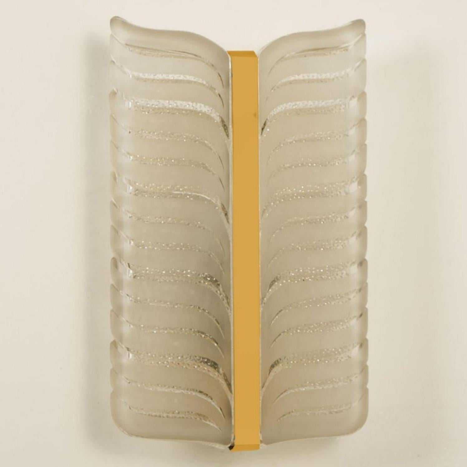 1 des 2 paires d'appliques à feuilles Kalmar. Centre en laiton avec deux panneaux de verre entourant les deux côtés.
Verre épais avec des lignes opaques en forme de feuilles.

Un design minimaliste exécuté avec un goût pour l'excellence de