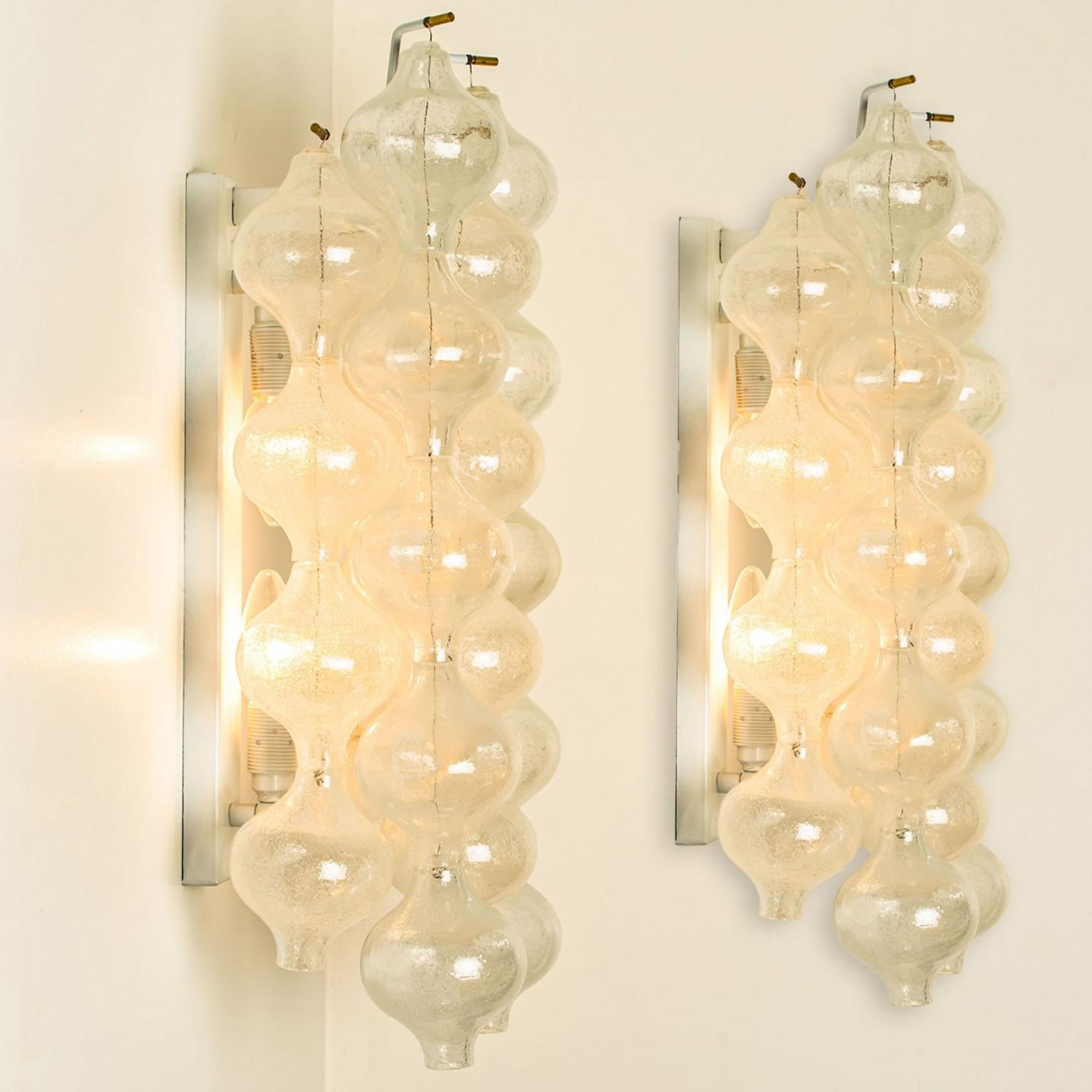 1 of the 2 Pairs of Large Tulipan Wall Lamps or Sconces by J.T. Kalmar 'H 21.2' mediados del siglo XX en venta