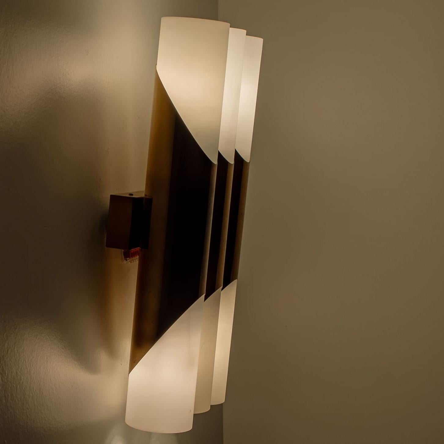 1 of the 2 Pairs of Wall Sconces of 3 Opaline Glass and Brass tubes, 1970 en vente 3