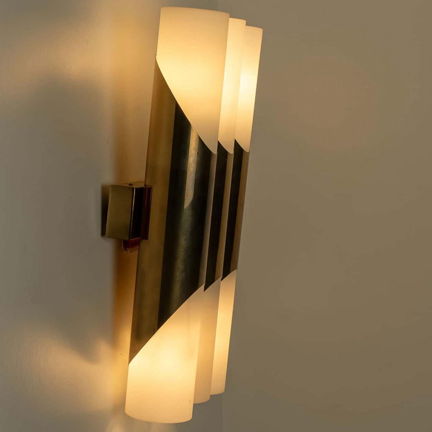 1 of the 2 Pairs of Wall Sconces of 3 Opaline Glass and Brass tubes, 1970 im Angebot 4