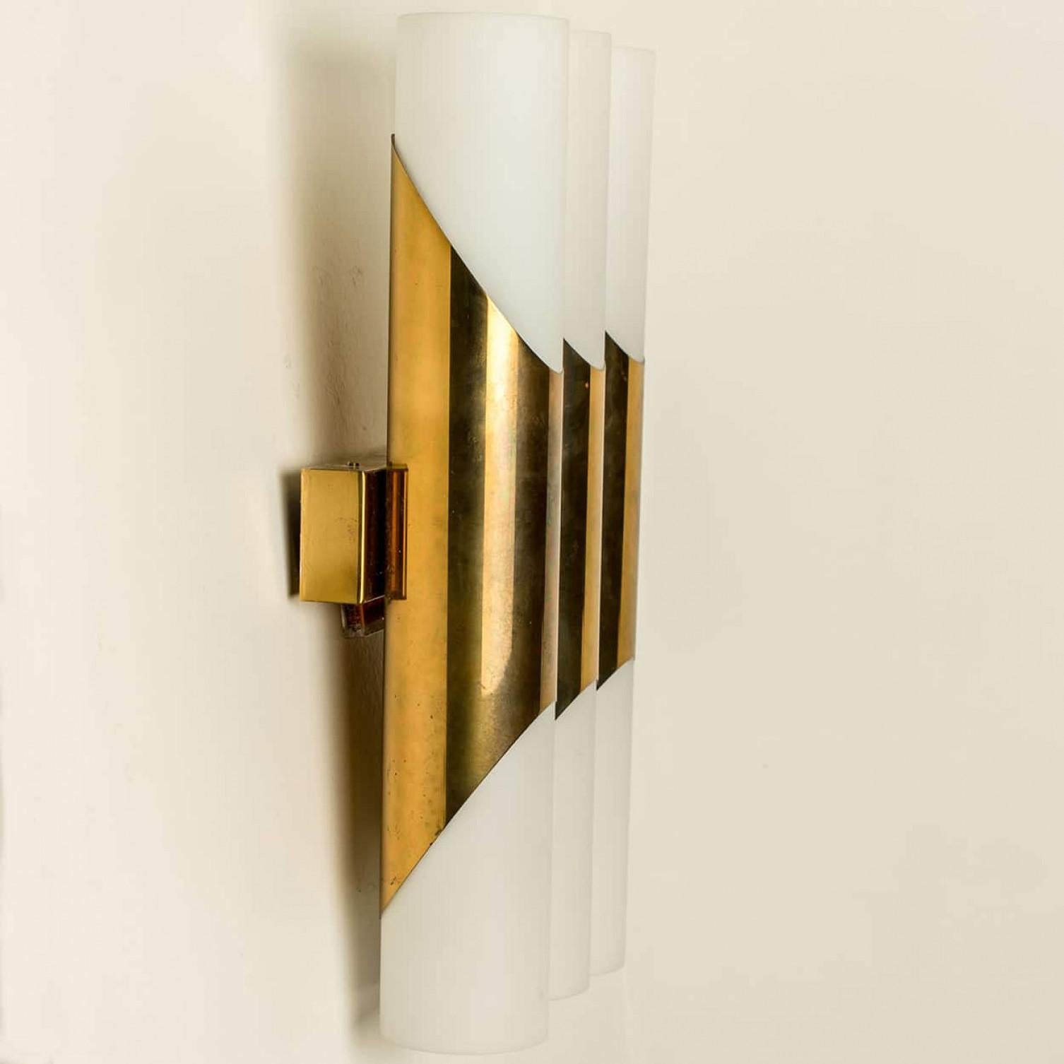 1 of the 2 Pairs of Wall Sconces of 3 Opaline Glass and Brass tubes, 1970 en vente 5