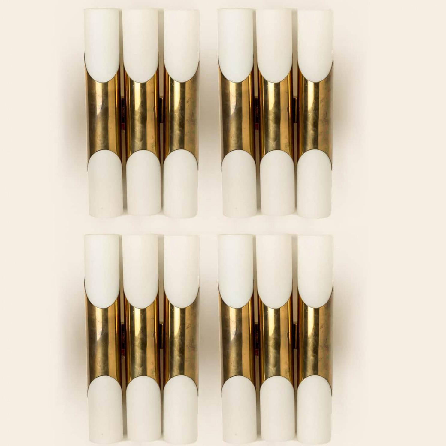 Mid-Century moderno 1 delle 2 coppie di lampade da parete di 3 tubi in vetro opalino e ottone, 1970 in vendita