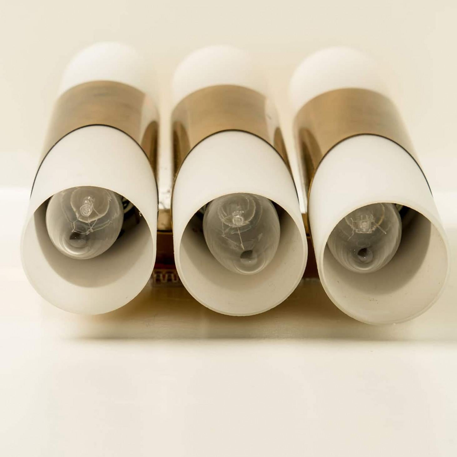 1 of the 2 Pairs of Wall Sconces of 3 Opaline Glass and Brass tubes, 1970 im Zustand „Gut“ im Angebot in Rijssen, NL