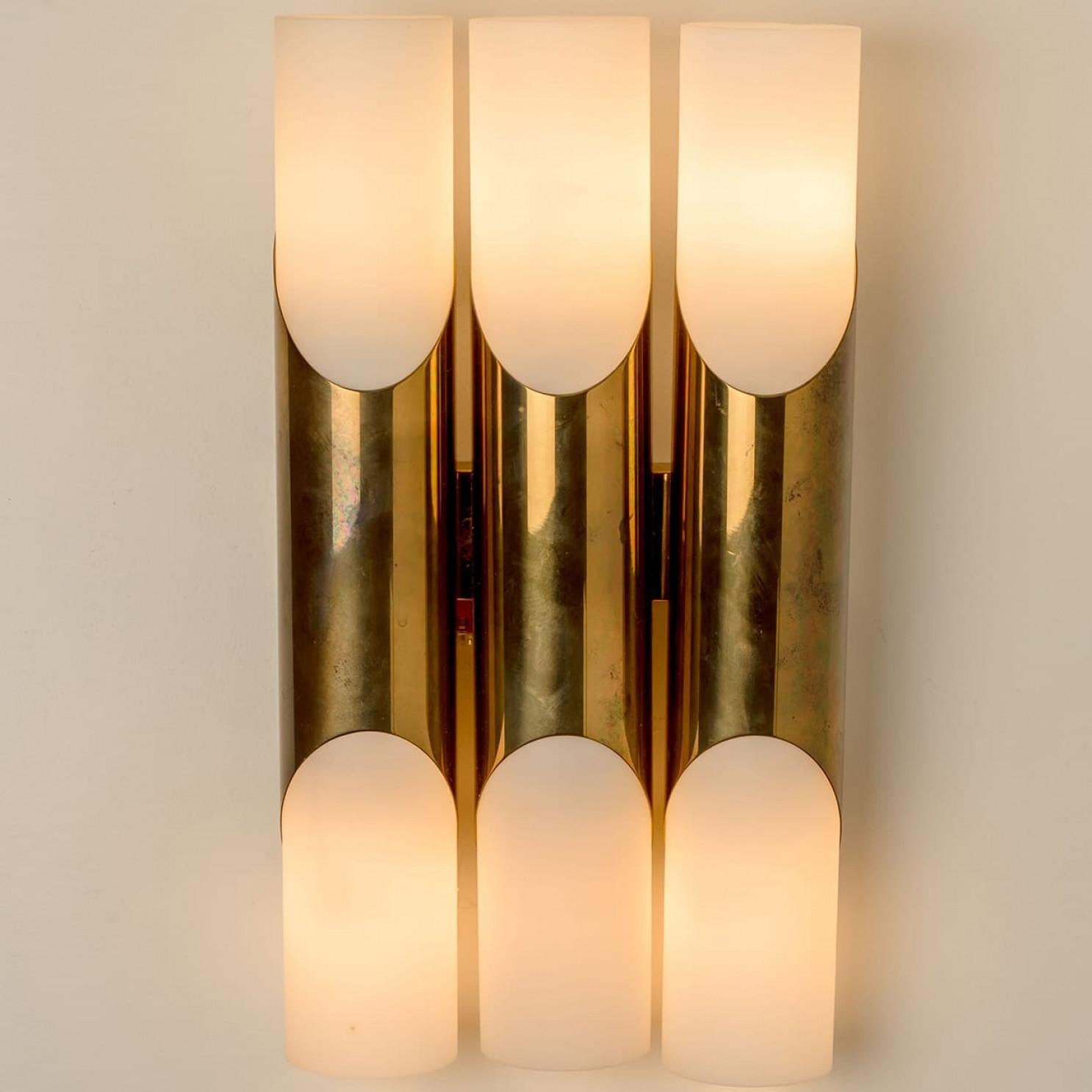 XX secolo 1 delle 2 coppie di lampade da parete di 3 tubi in vetro opalino e ottone, 1970 in vendita