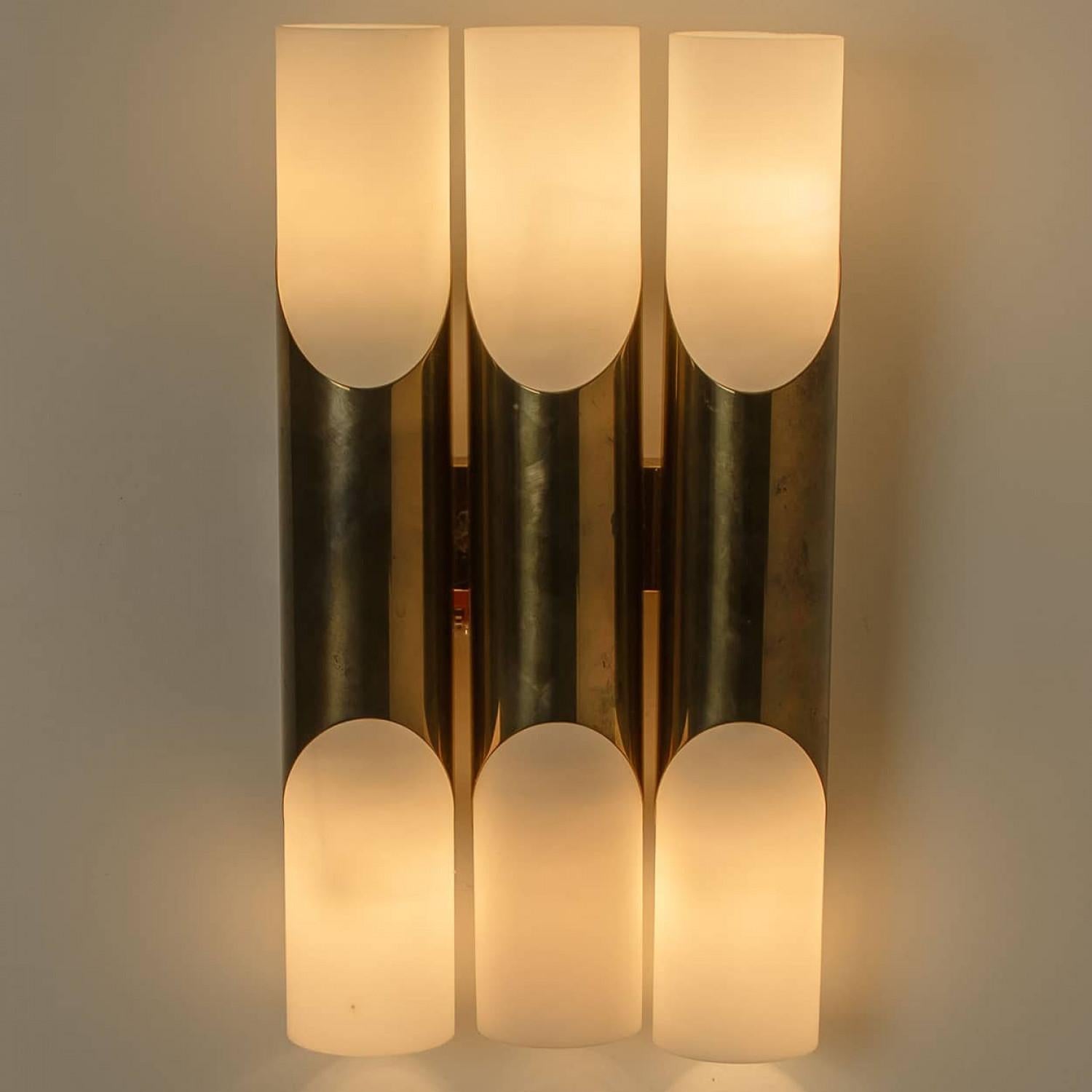 Ottone 1 delle 2 coppie di lampade da parete di 3 tubi in vetro opalino e ottone, 1970 in vendita