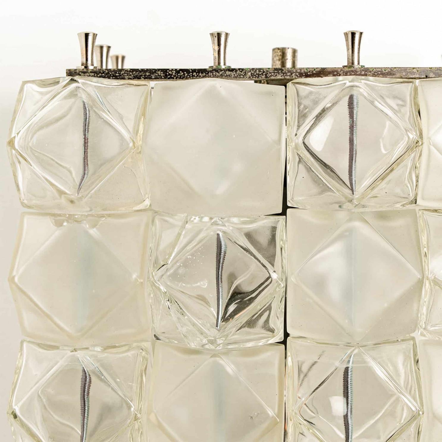 
Exceptionnelles appliques murales avec de magnifiques 30 cristaux, monture en métal nickelé par Filvem-voghera, Milan, 1968.

Pièces maîtresses de la pièce.  Le luminaire éclaire joliment grâce aux globes en verre spéciaux.

Objet vintage en très