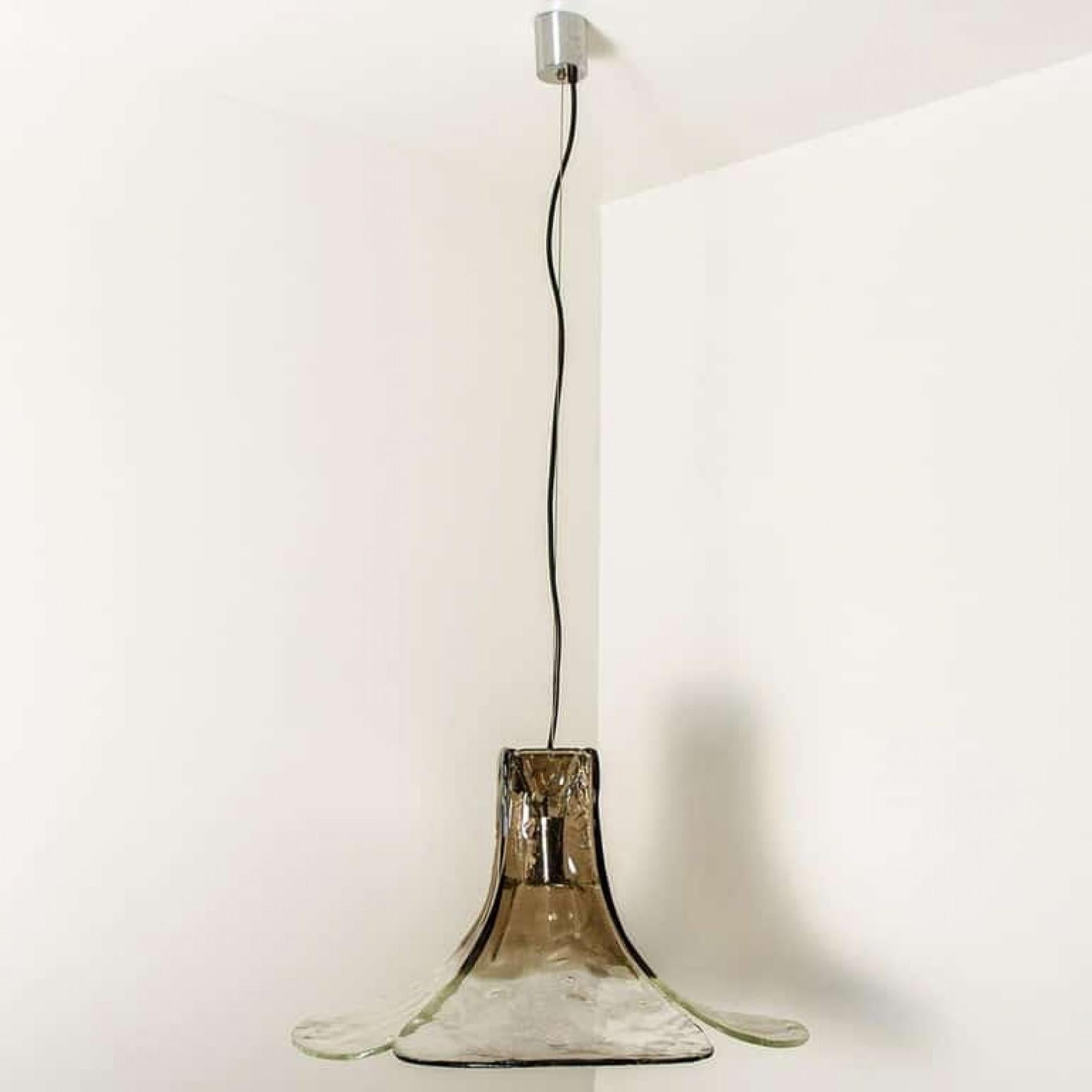 1 des 2 lampes à suspension de Carlo Nason pour Mazzega en vente 2