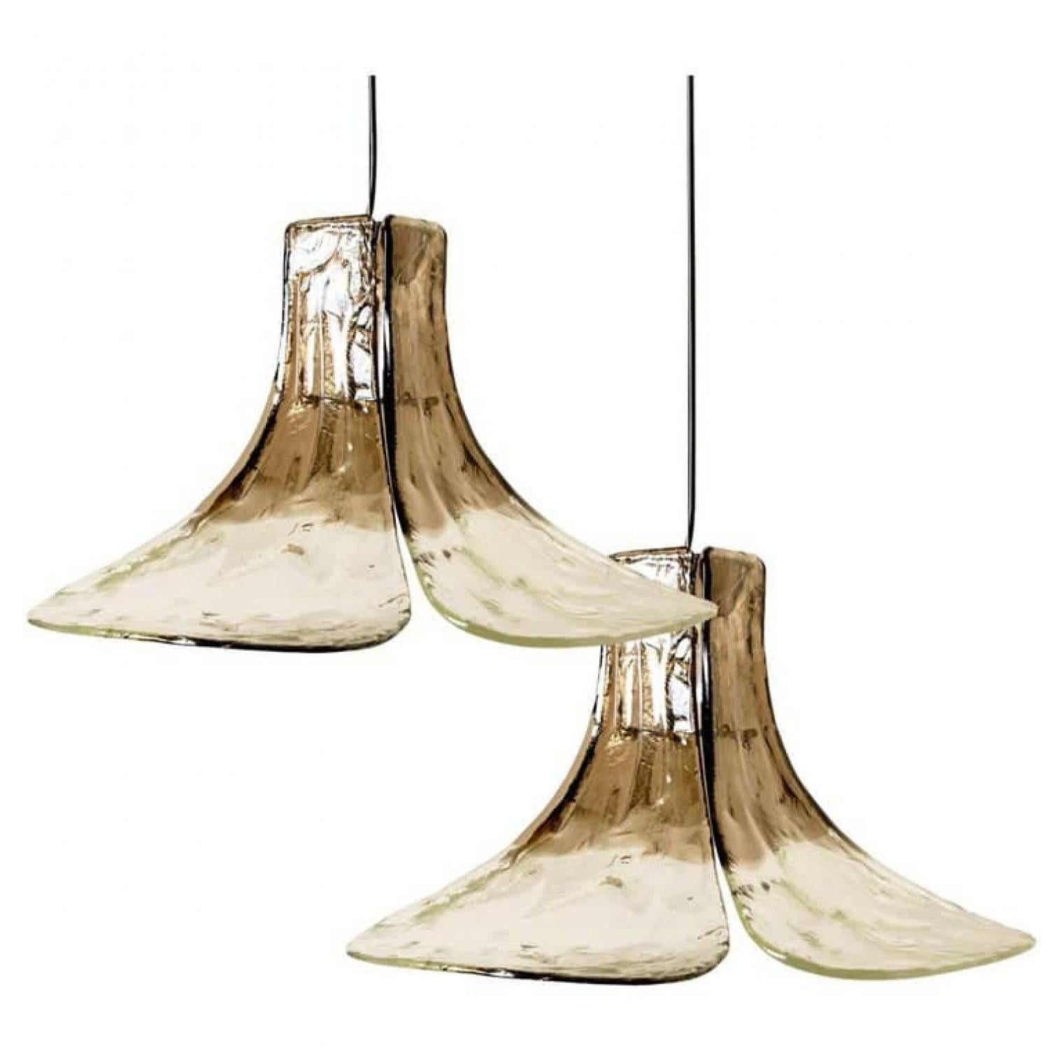 1 des 2 lampes suspendues de Carlo Nason pour Mazzega.
Quatre feuilles cristallines et fumées composent cette belle pièce réalisée en épais verre de Murano fait à la main.

Mesures : H 16.93