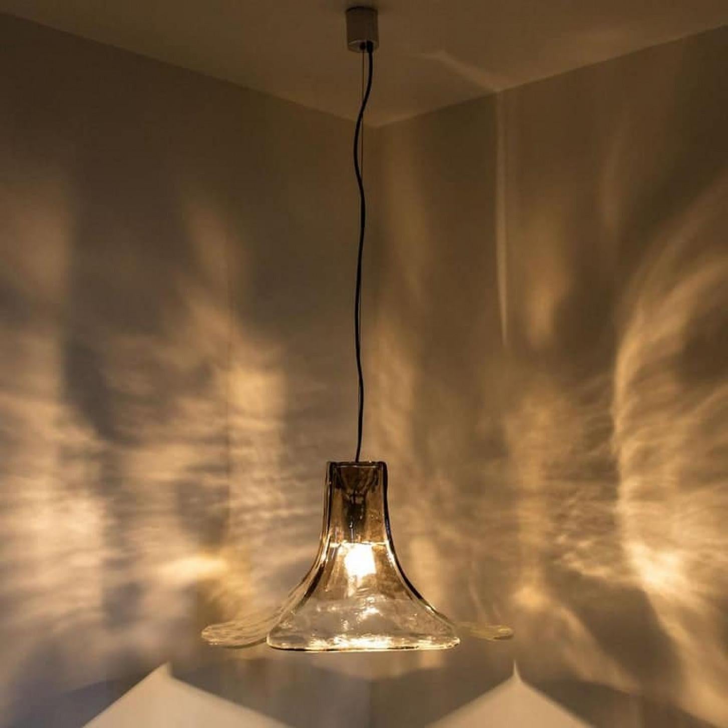 Fin du 20e siècle 1 des 2 lampes à suspension de Carlo Nason pour Mazzega en vente