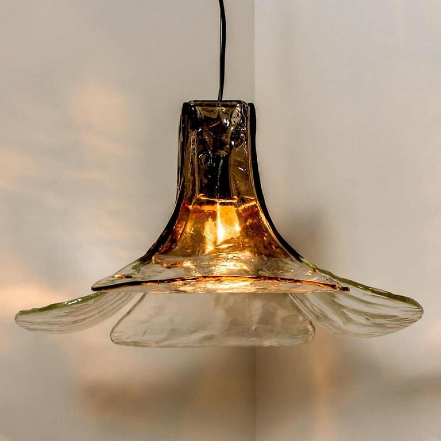 Verre 1 des 2 lampes à suspension de Carlo Nason pour Mazzega en vente