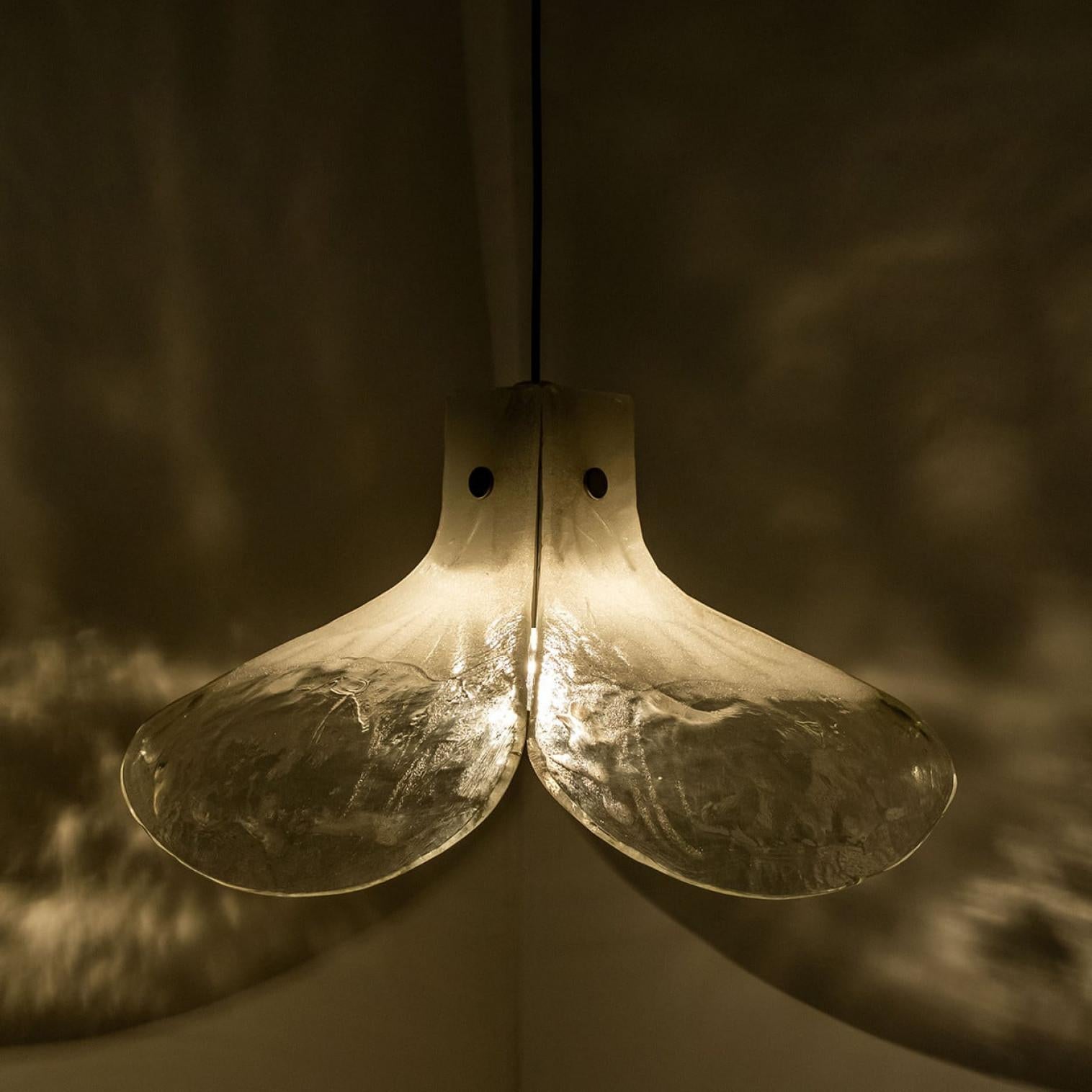 1 delle 2 lampade a sospensione Model LS185 di Carlo Nason per Mazzega, 1970 in vendita 2
