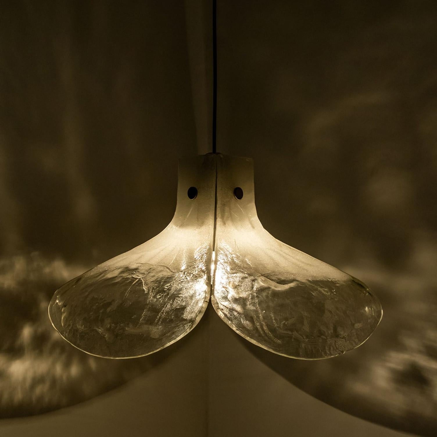 1 of the 2 Pendant Lamps Model LS185 by Carlo Nason for Mazzega, 1970 in vendita 2