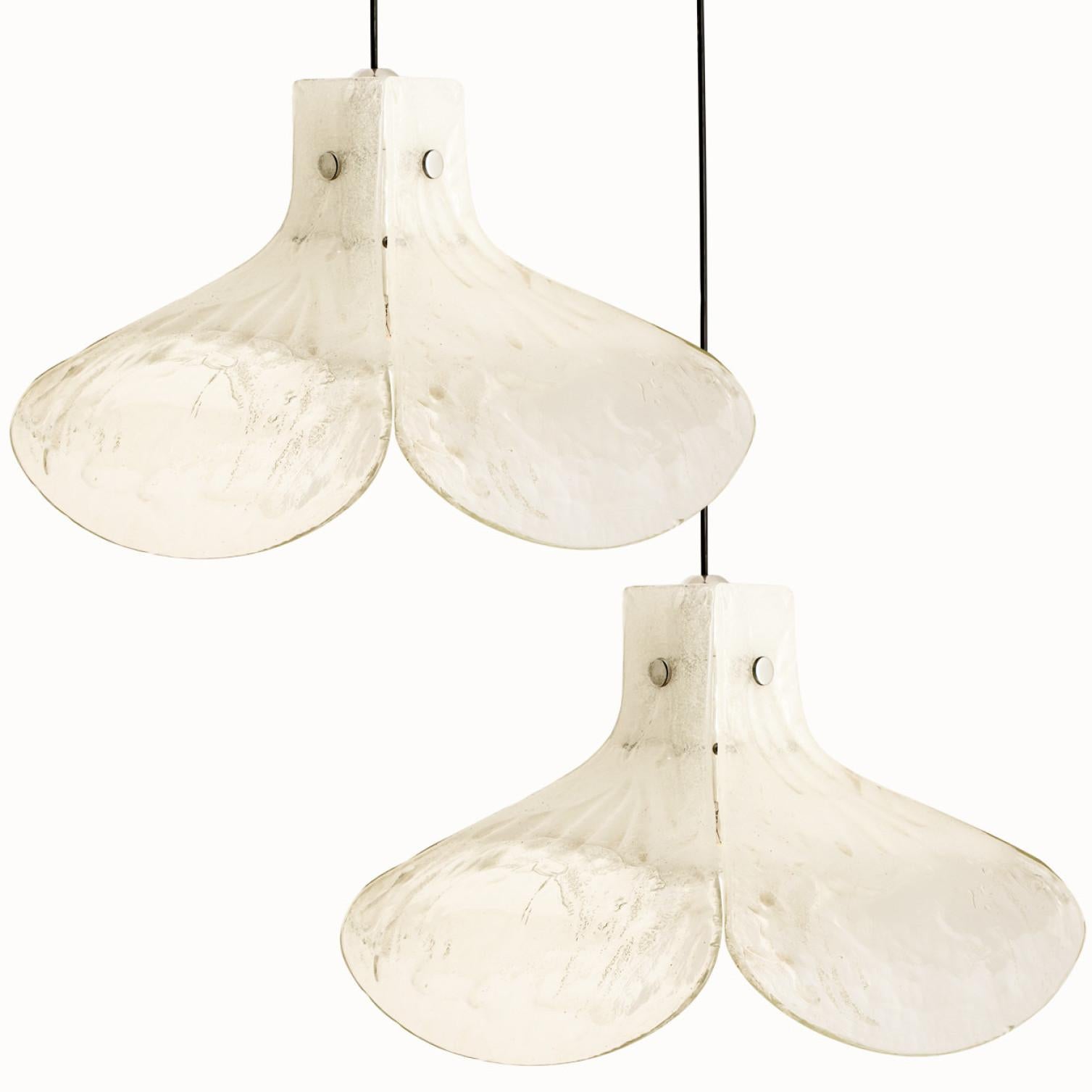 1 of the 2 pendant lamps model LS185 by Carlo Nason for Mazzega.
Four crystal clear leaves compose this beautiful piece made in thick handmade Murano glass.

Measures: H 16.93” (43 cm), D 23.62
