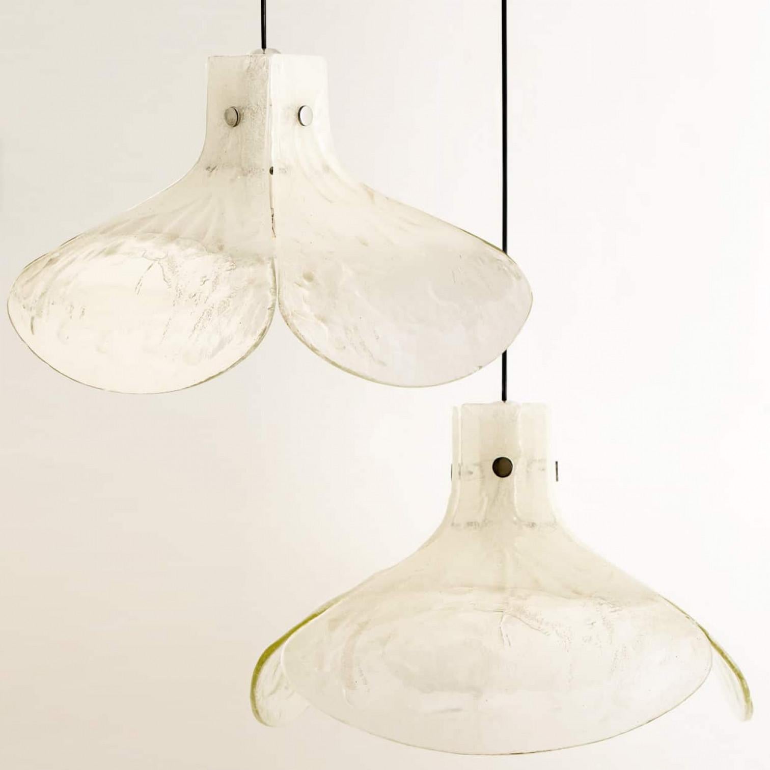 1 delle 2 lampade a sospensione modello LS185 di Carlo Nason per Mazzega.
Quattro foglie cristalline compongono questo bellissimo pezzo realizzato in spesso vetro di Murano fatto a mano.

Misure: H. H. 43