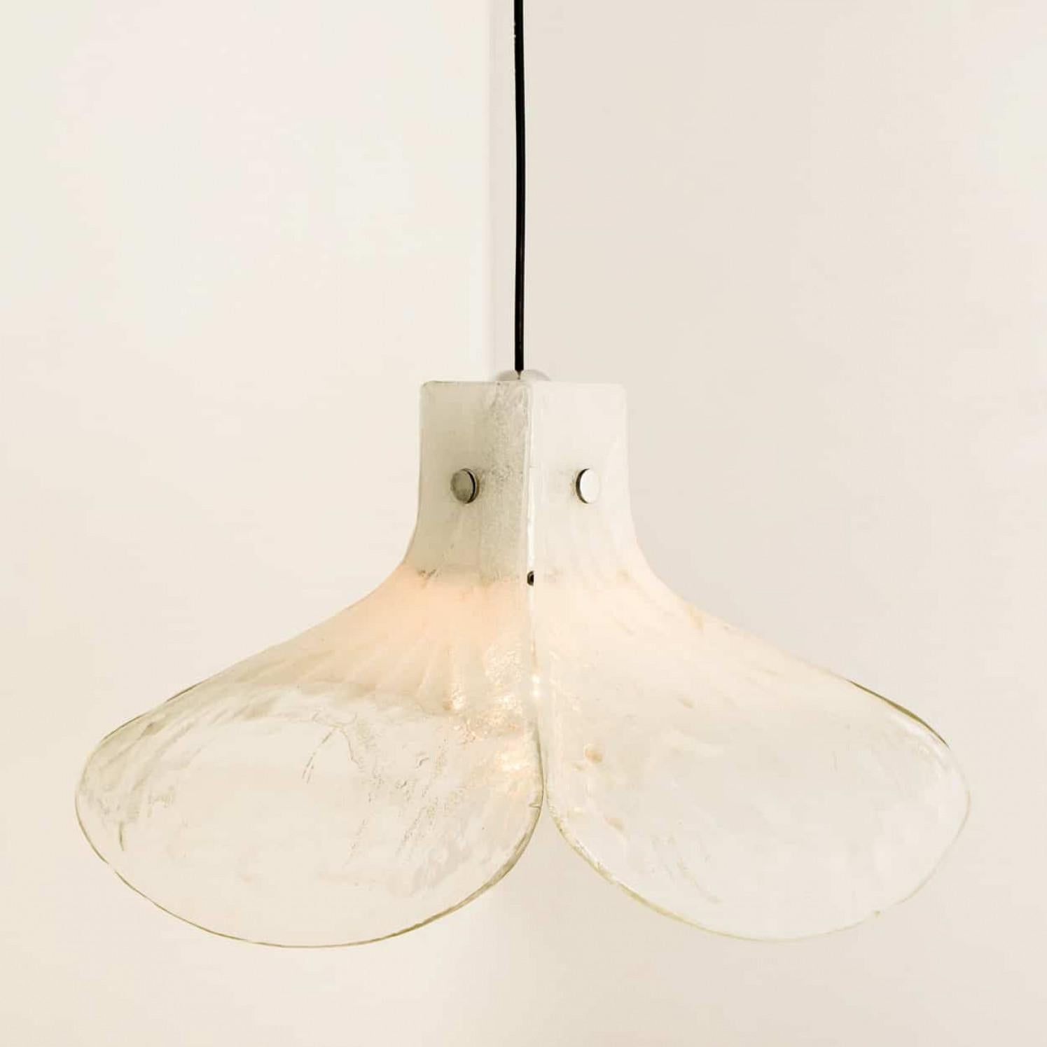 Italiano 1 delle 2 lampade a sospensione Model LS185 di Carlo Nason per Mazzega, 1970 in vendita