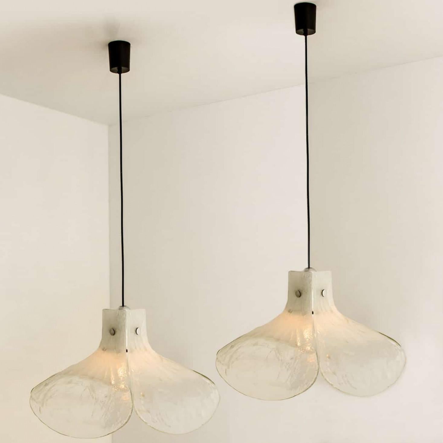Metallo 1 delle 2 lampade a sospensione Model LS185 di Carlo Nason per Mazzega, 1970 in vendita