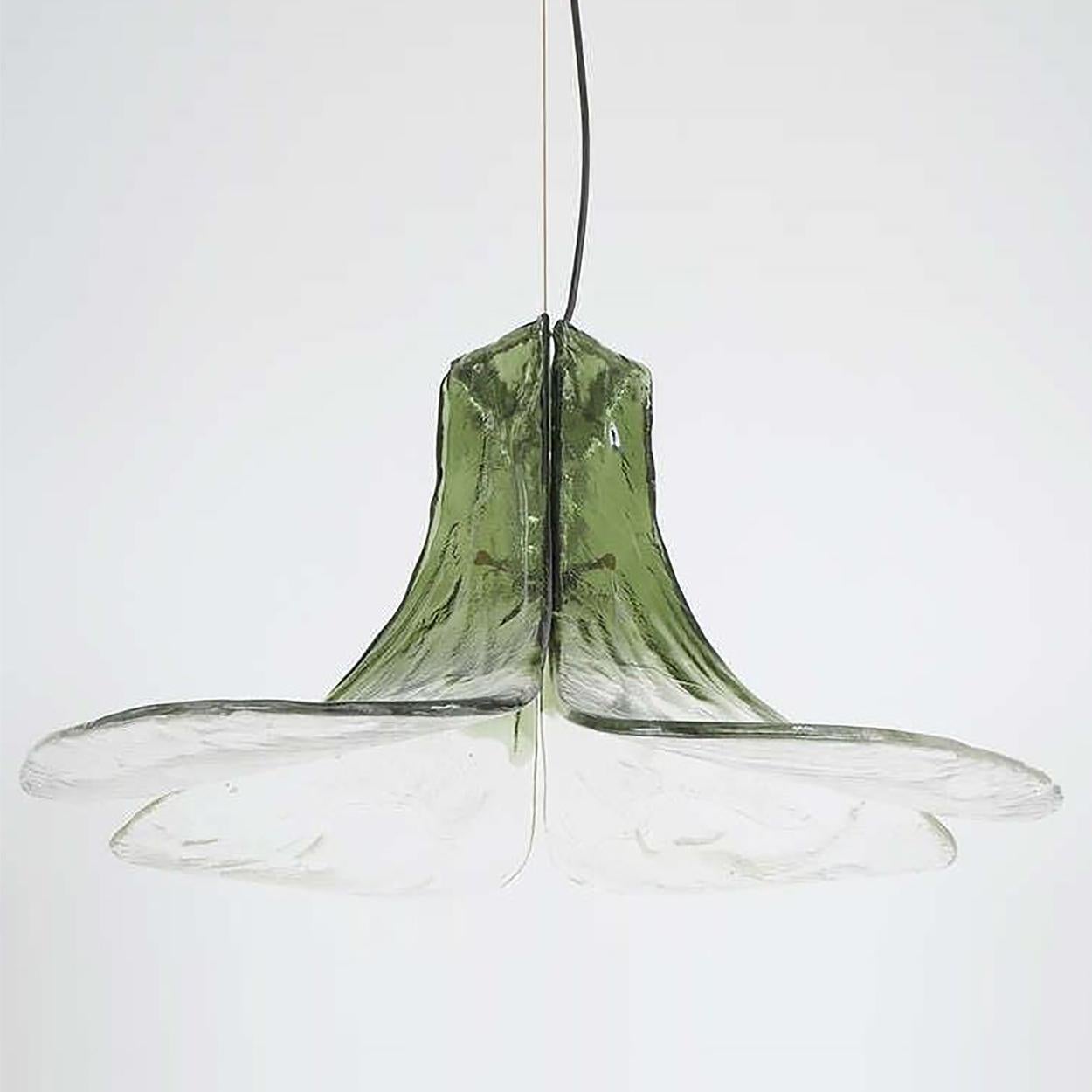 1 of the 2 pendant lamps model LS185 by Carlo Nason for Mazzega.
Four crystal clear and green leaves compose this beautiful piece made in thick handmade Murano glass.

Measures: H 16.93” (43 cm), D 23.62