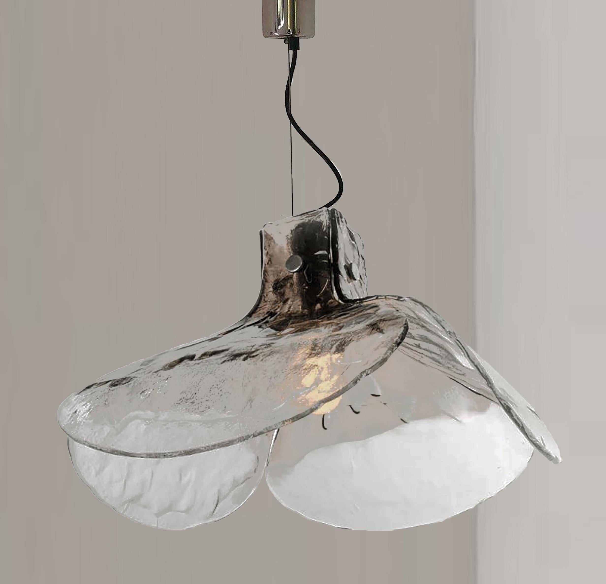 1 of the 2 pendant lamps model LS185 by Carlo Nason for Mazzega.
Four crystal clear and smoked leaves compose this beautiful piece made in thick handmade Murano glass. With black cord and cable and chrome canopy

Measures: H 16.93” (43 cm), D