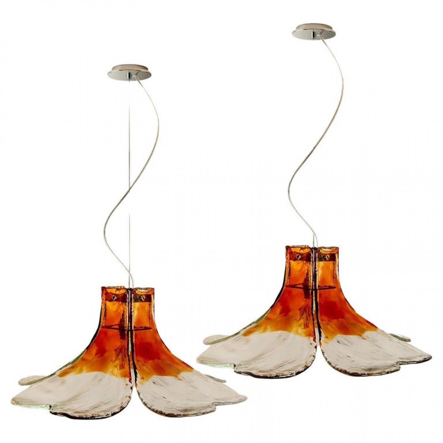 1 of the 2 pendant lamps model LS185 by Carlo Nason for Mazzega.
Four crystal clear and orange colored leaves compose this beautiful piece made in thick handmade Murano glass.

Measures: H 13 