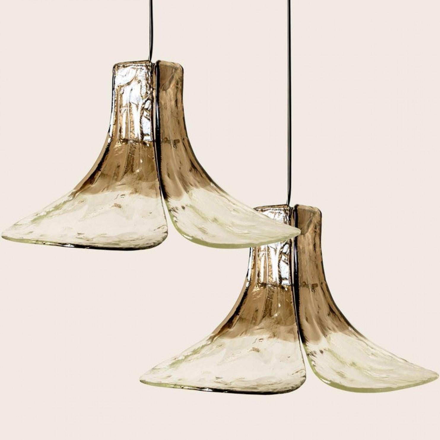 1 of the 2 pendant lamps by Carlo Nason for Mazzega.
Four crystal clear and smoked leaves compose this beautiful piece made in thick handmade Murano glass.

Measures: H 16.93” (43 cm), D 23.62
