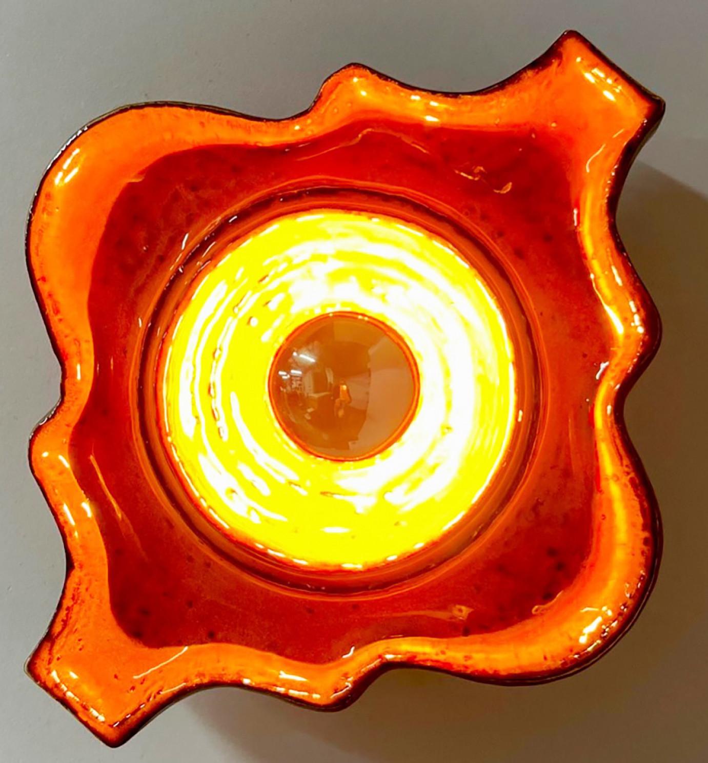 1 der 2 verspielten orangefarbenen Wandleuchten aus Keramik, Deutschland (Glasiert) im Angebot
