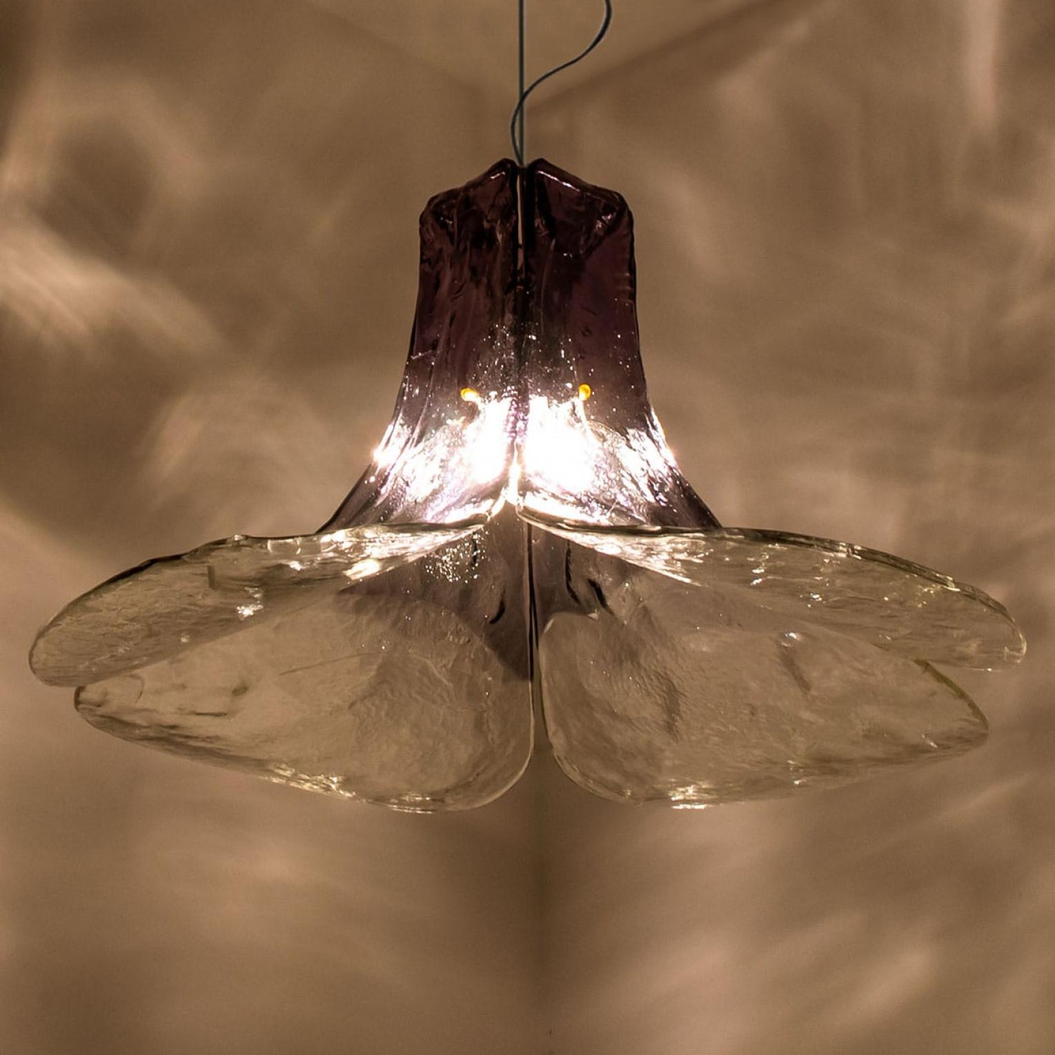 1 des 2 lampes suspendues en verre violet et transparent de Carlo Nason pour Mazzega, 1960 en vente 9