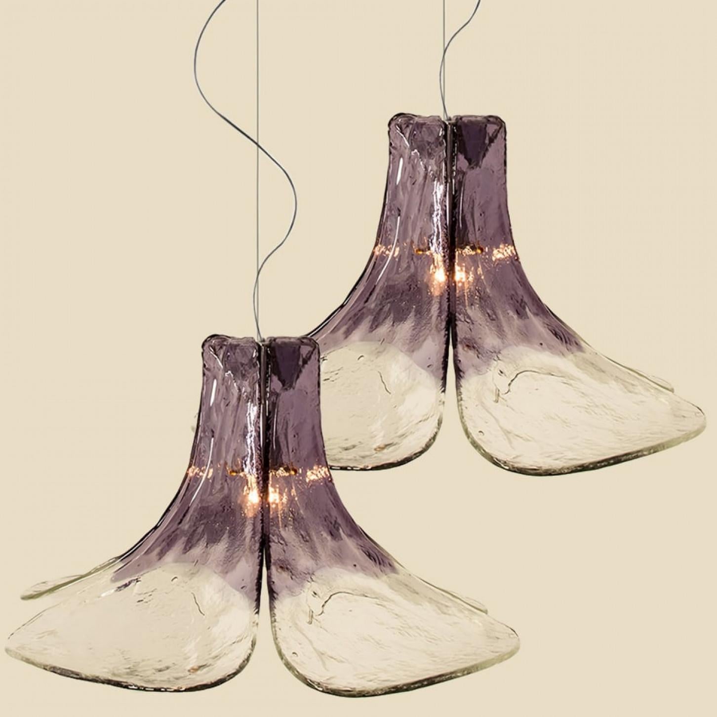 1 des 2 lampes suspendues de Carlo Nason pour Mazzega.
Quatre feuilles cristallines et violettes composent cette belle pièce artisanale en verre épais de Murano.

Veuillez noter que le prix est pour 1 pièce. 2 pièces disponibles.

Vintage, en