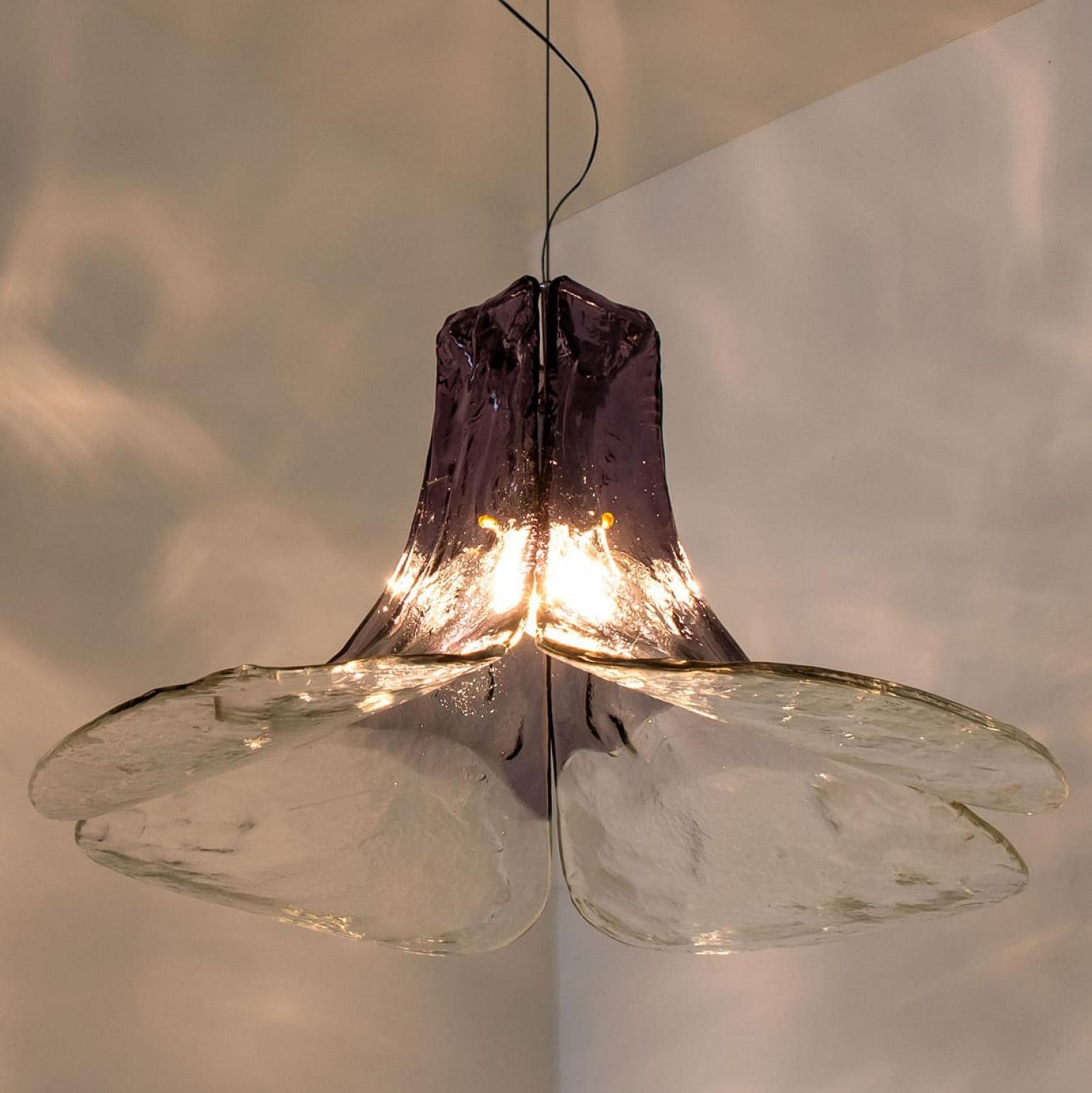1 des 2 lampes suspendues en verre violet et transparent de Carlo Nason pour Mazzega, 1960 Bon état - En vente à Rijssen, NL