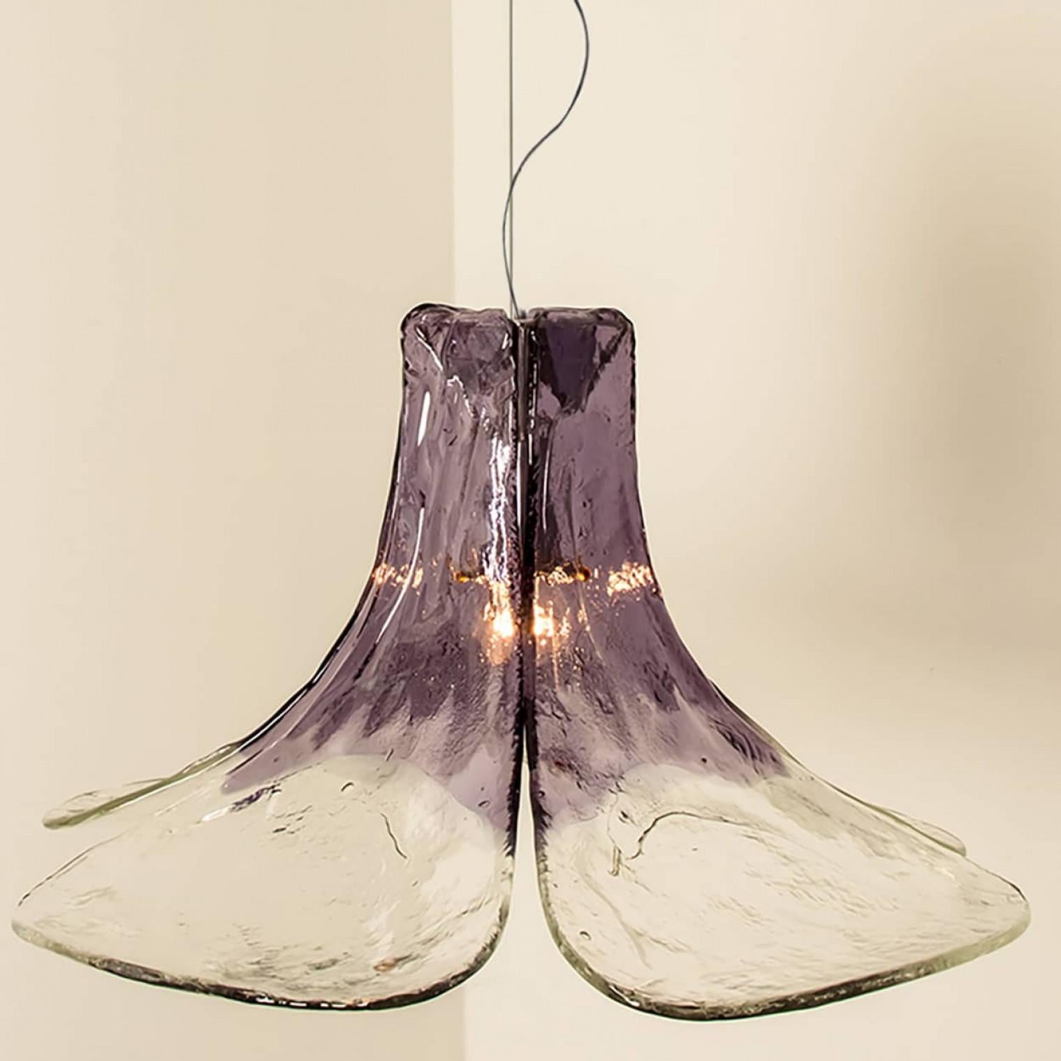 Milieu du XXe siècle 1 des 2 lampes suspendues en verre violet et transparent de Carlo Nason pour Mazzega, 1960 en vente
