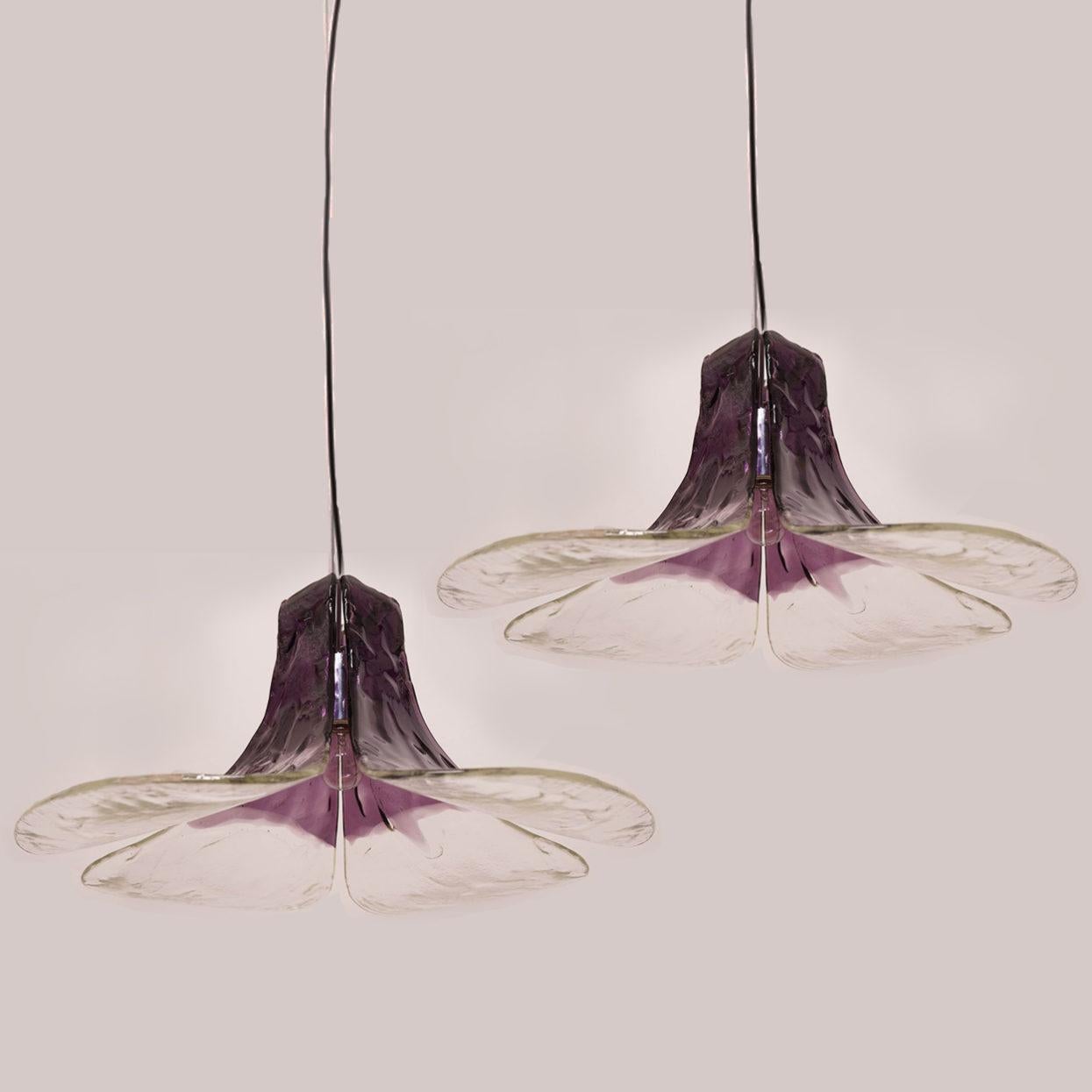 1 of the 2 beautiful mid century Carlo Nason for Mazzega floral pendants in clear and purple tinted murano glass.
Four individual glass murano leaves mounted on a metal frame.

We can deliver divered colors of cord, an steel cable and transparant