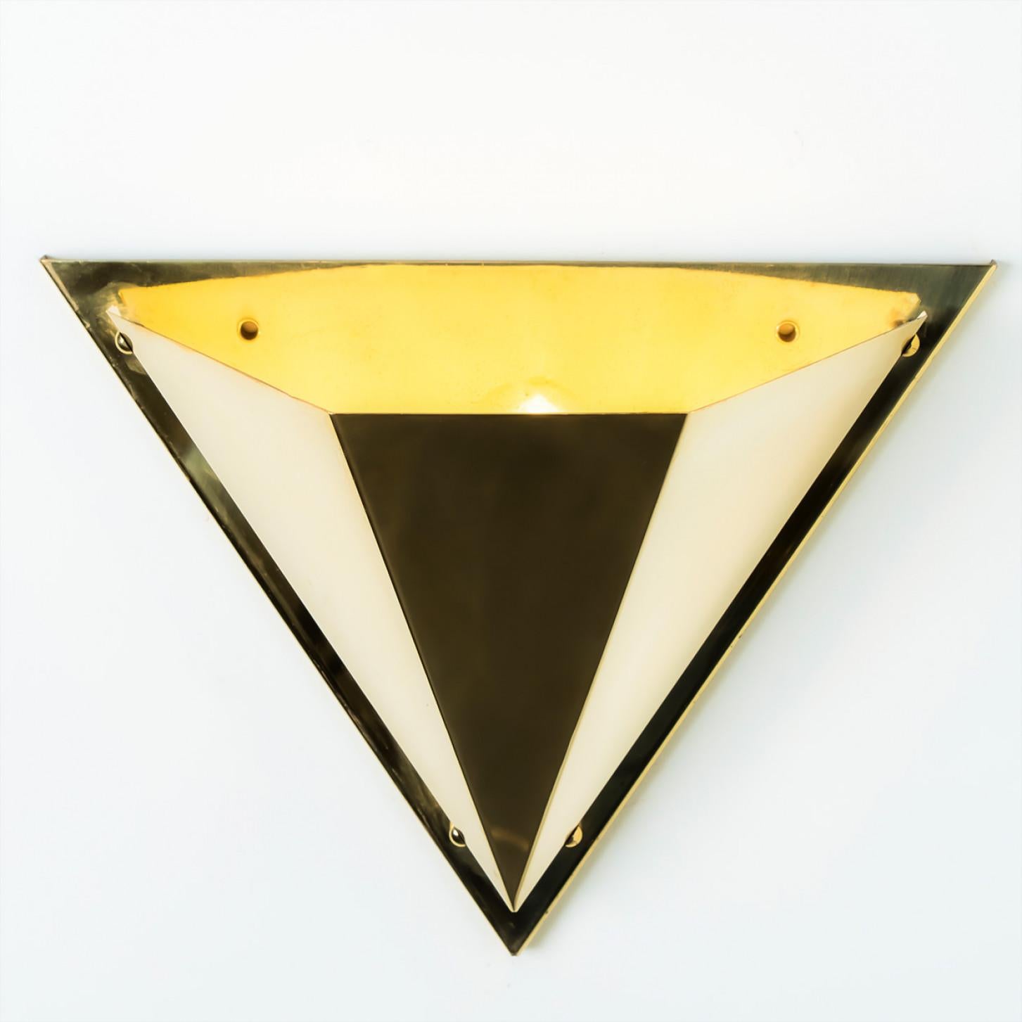 1 des 2 lampes murales en laiton massif de forme pyramidale, 1970 en vente 2