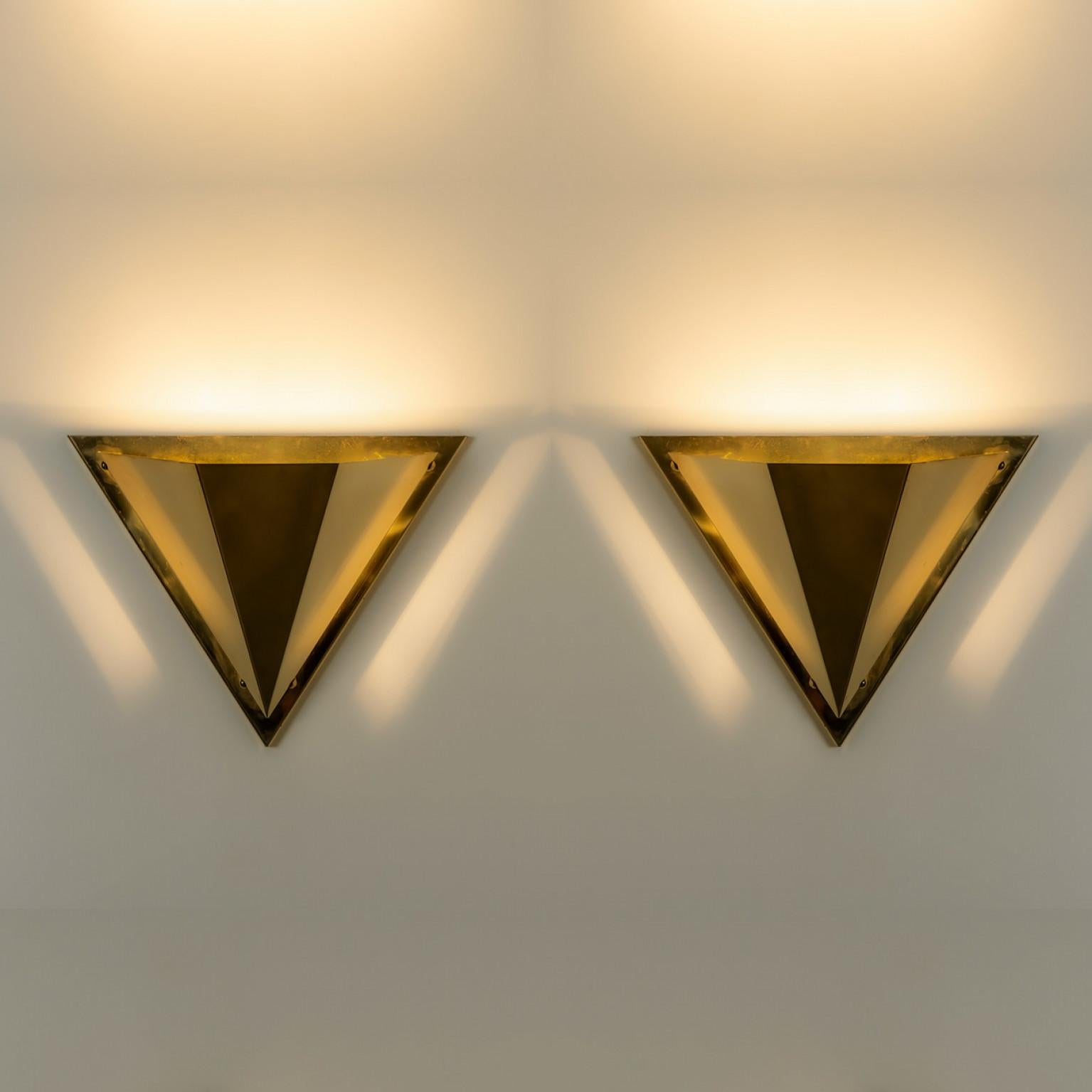 Mid-Century Modern 1 des 2 lampes murales en laiton massif de forme pyramidale, 1970 en vente