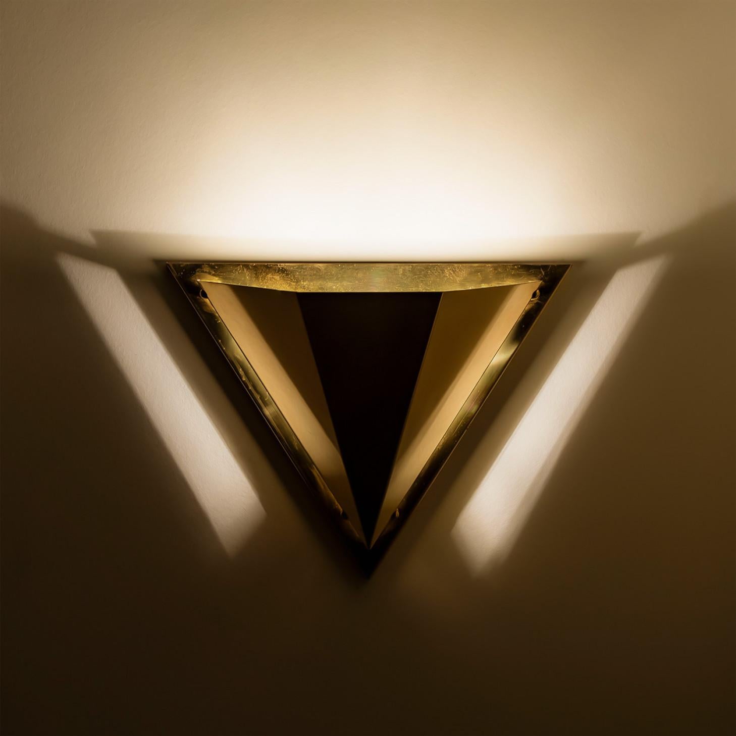 Allemand 1 des 2 lampes murales en laiton massif de forme pyramidale, 1970 en vente