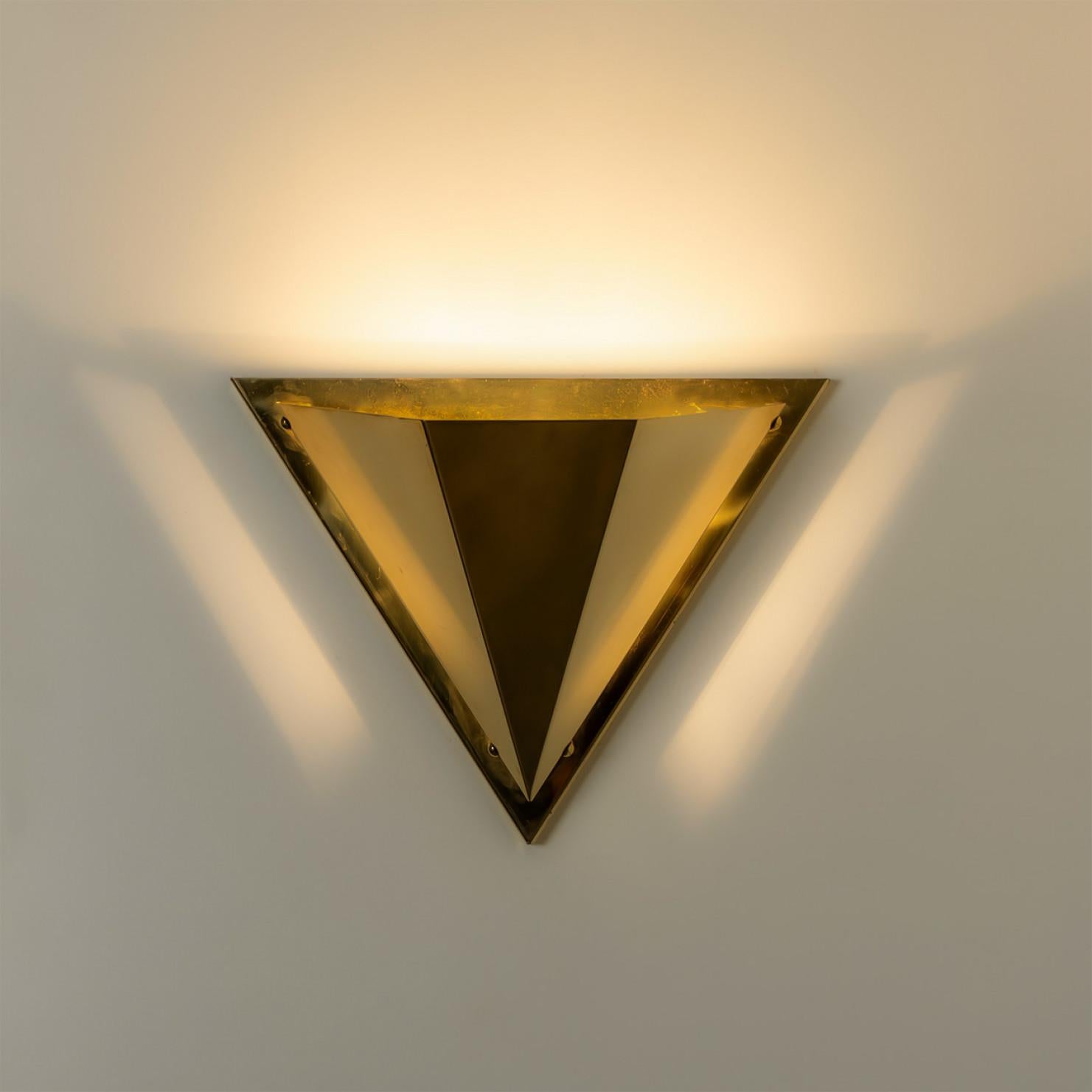 Milieu du XXe siècle 1 des 2 lampes murales en laiton massif de forme pyramidale, 1970 en vente