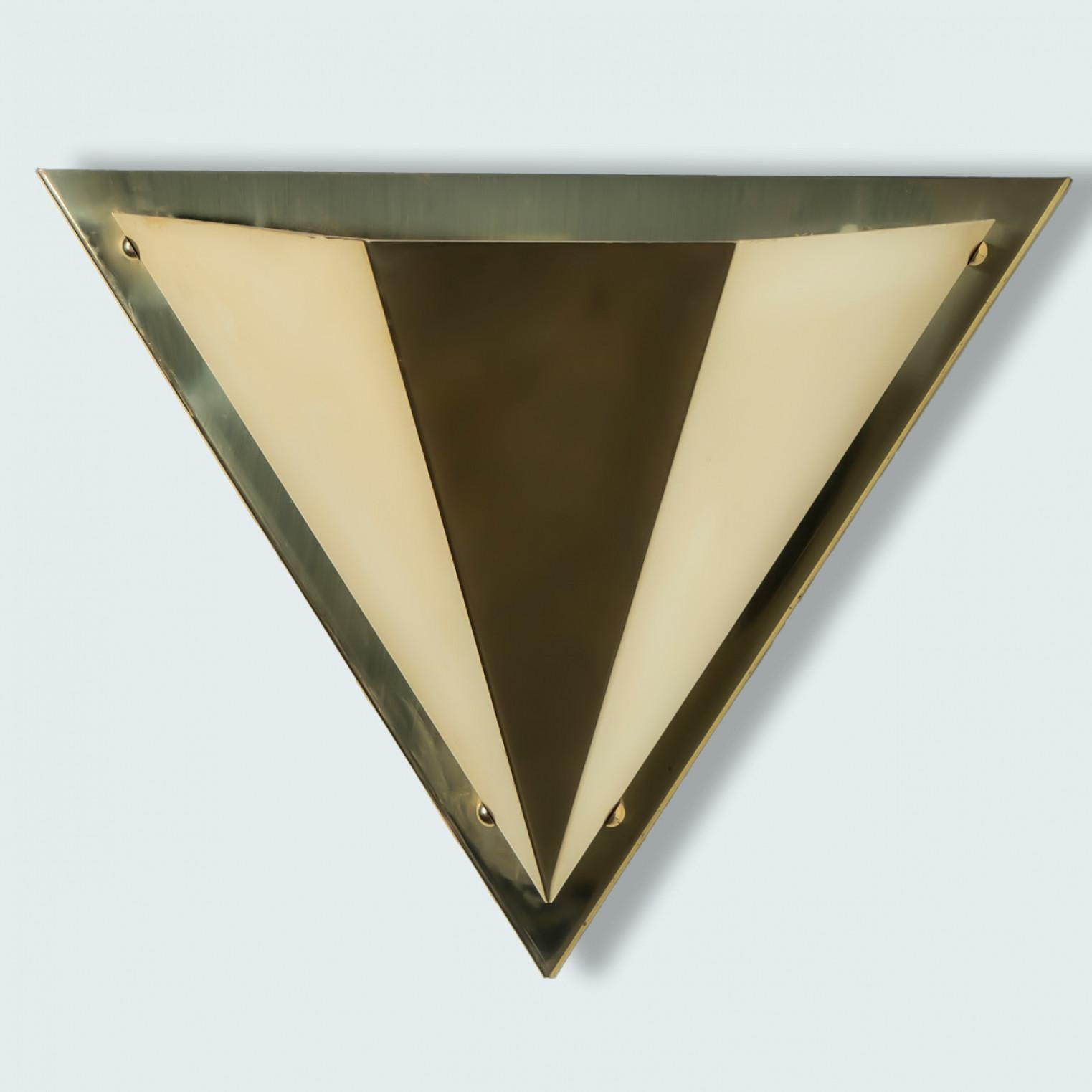 Laiton 1 des 2 lampes murales en laiton massif de forme pyramidale, 1970 en vente