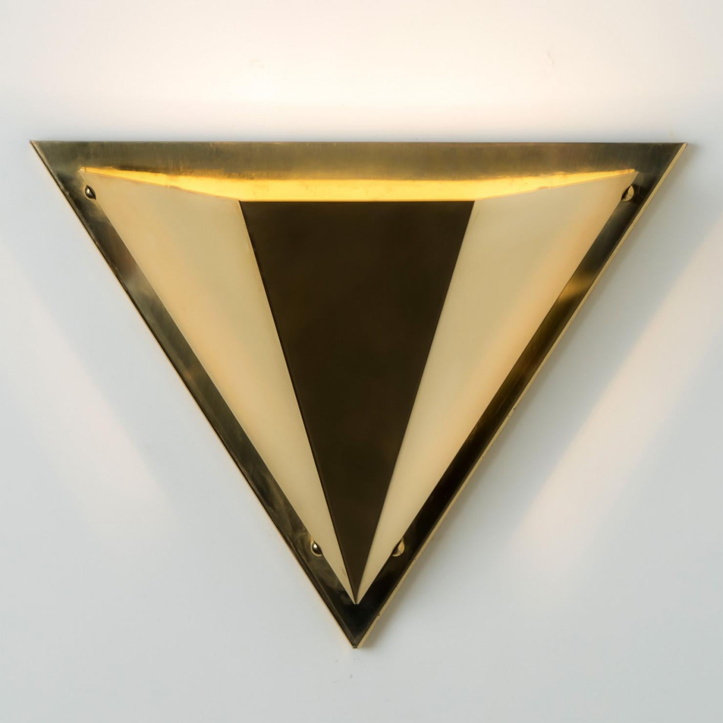 1 des 2 lampes murales en laiton massif de forme pyramidale, 1970 en vente 1