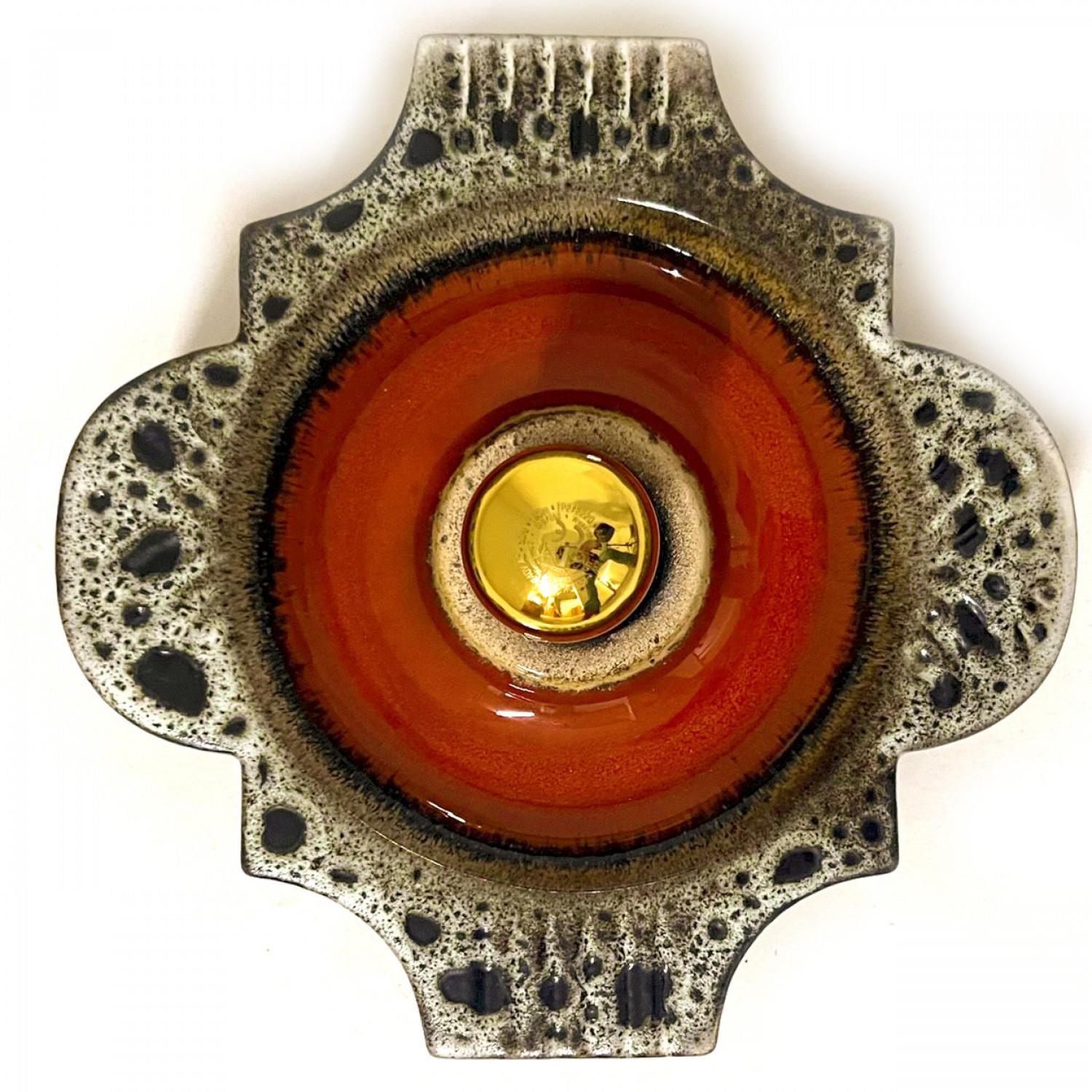 Rote, braune und weiße Keramik-Wandleuchten im Stil von Fat Lava. Hergestellt von Hustadt Leuchten Keramik, Deutschland, in den 1970er Jahren.

Die Art der Glasur wird 