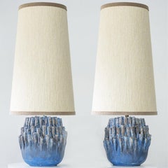 1 des 2 Lampe ronde en céramique bleu corail, abat-jour blanc personnalisé par R. Whiting