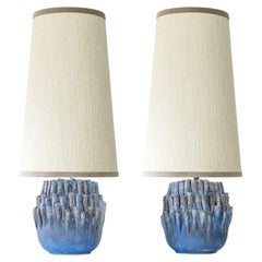 1 des 2 Lampe ronde en céramique bleu corail, abat-jour blanc personnalisé par R. Whiting
